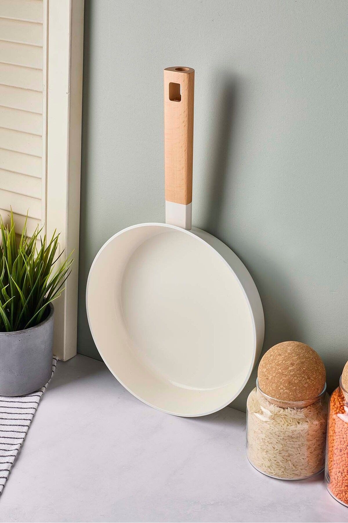 CookWood Beige İndüksiyon Tabanlı Ahşap Saplı Seramik Tava 24 cm