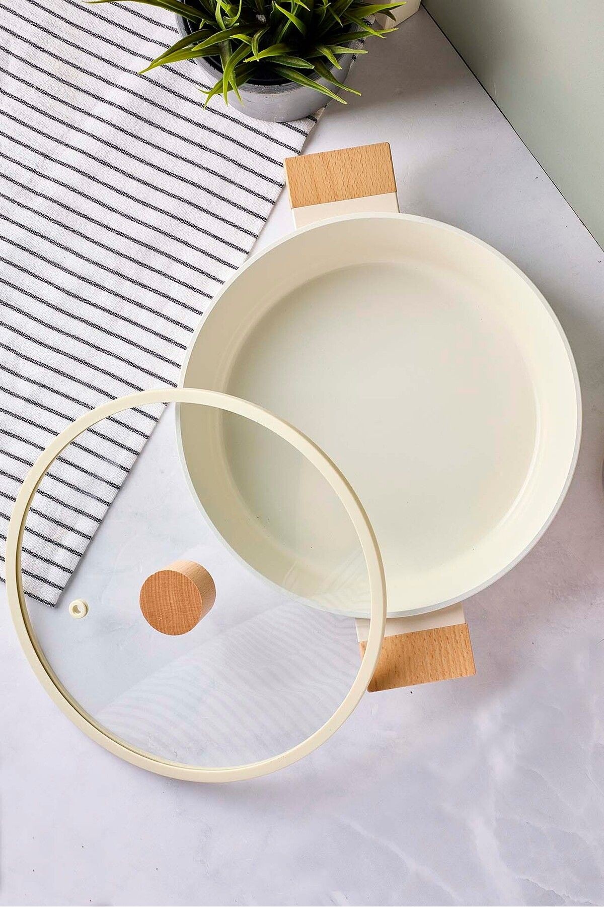 CookWood Beige İndüksiyon Tabanlı Ahşap Kulplu Kapaklı Seramik Basık Tencere 24 cm
