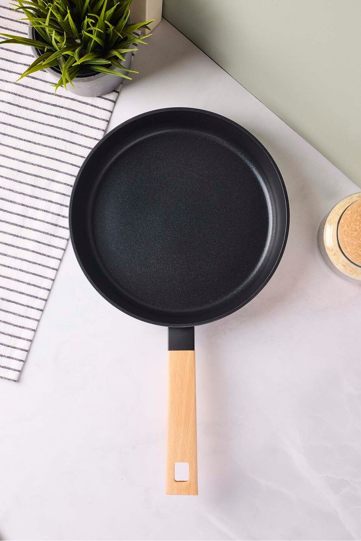 Cookwood Black Indüksiyon Tabanlı Ahşap Saplı Seramik Tava 24 Cm