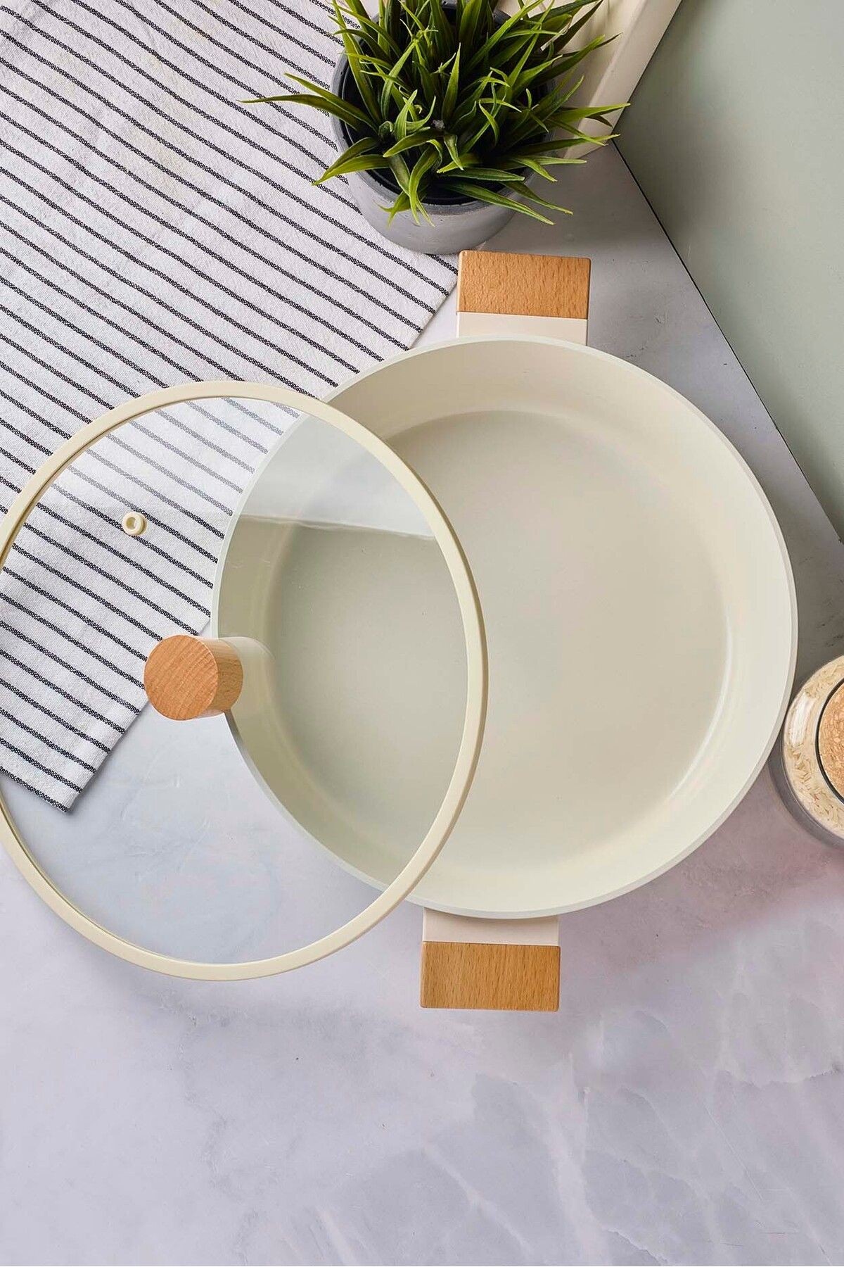 CookWood Beige İndüksiyon Tabanlı Ahşap Kulplu Kapaklı Seramik Basık Tencere 28 cm