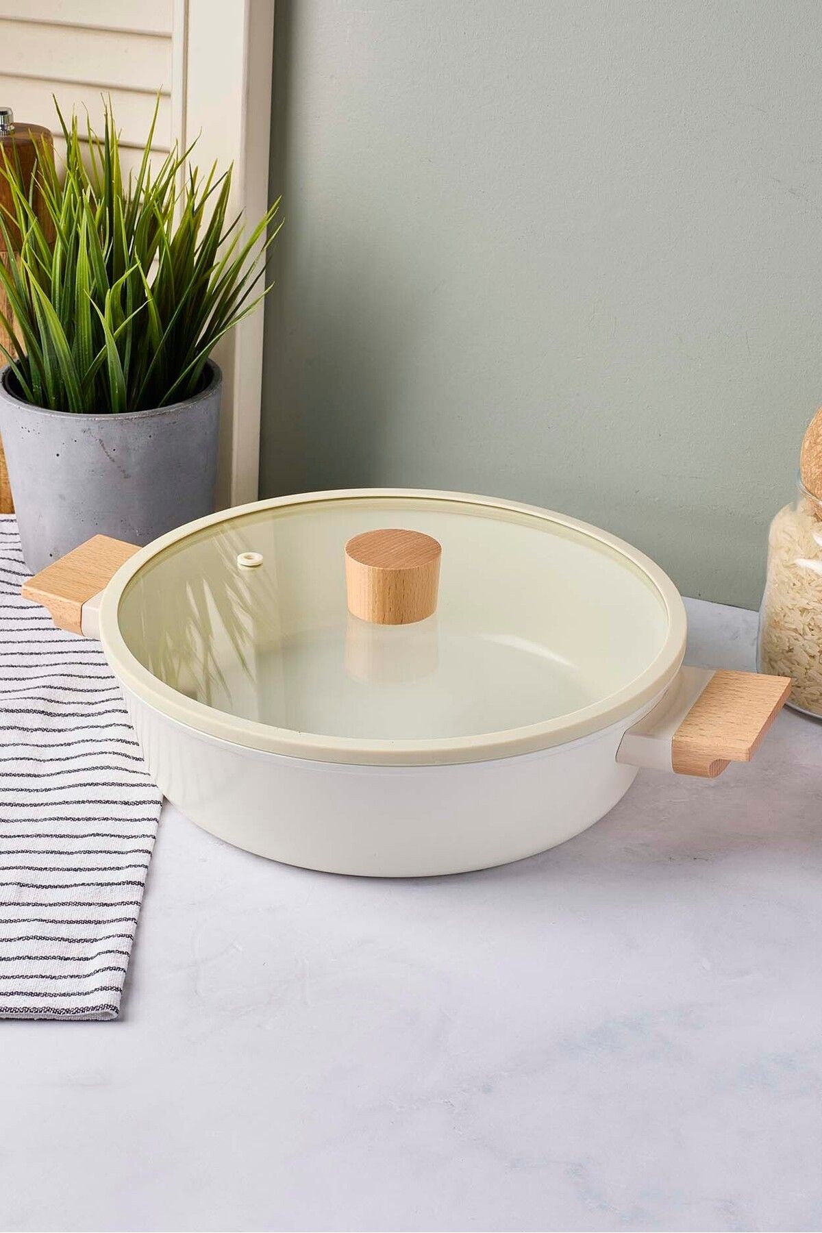 CookWood Beige İndüksiyon Tabanlı Ahşap Kulplu Kapaklı Seramik Basık Tencere 24 cm