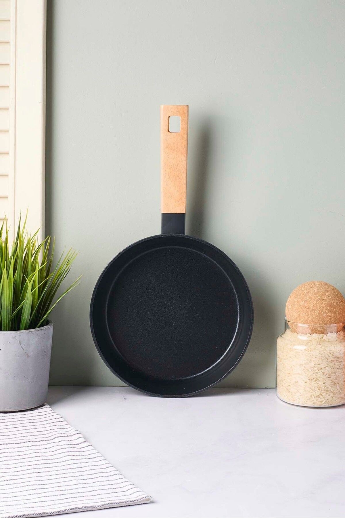 Cookwood Black Indüksiyon Tabanlı Ahşap Saplı Seramik Tava 20 Cm