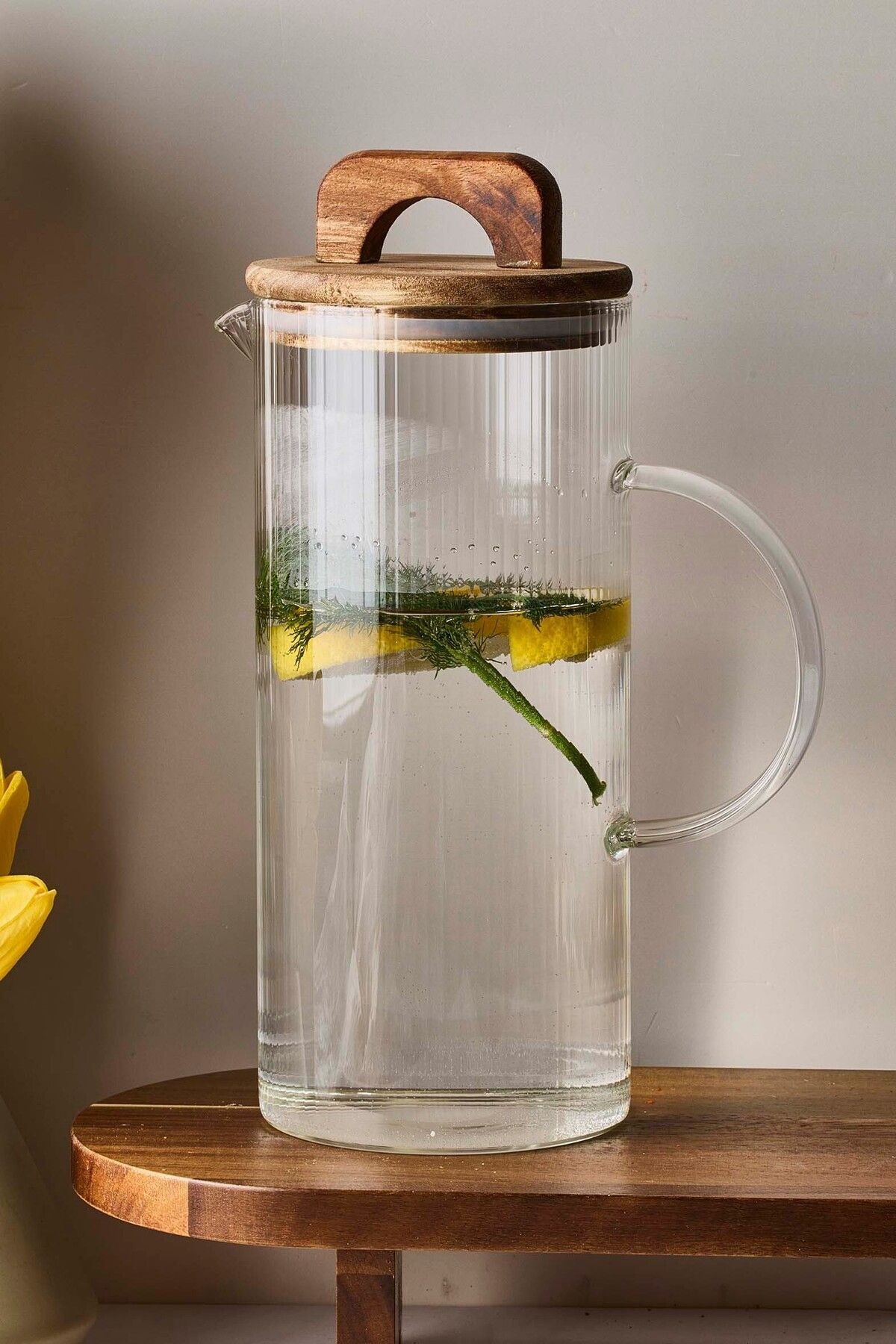 Acacia 1300 ml Akasya Vakum Kapak Borosilikat Yuvarlak Cam Sürahi 10x22 Cm