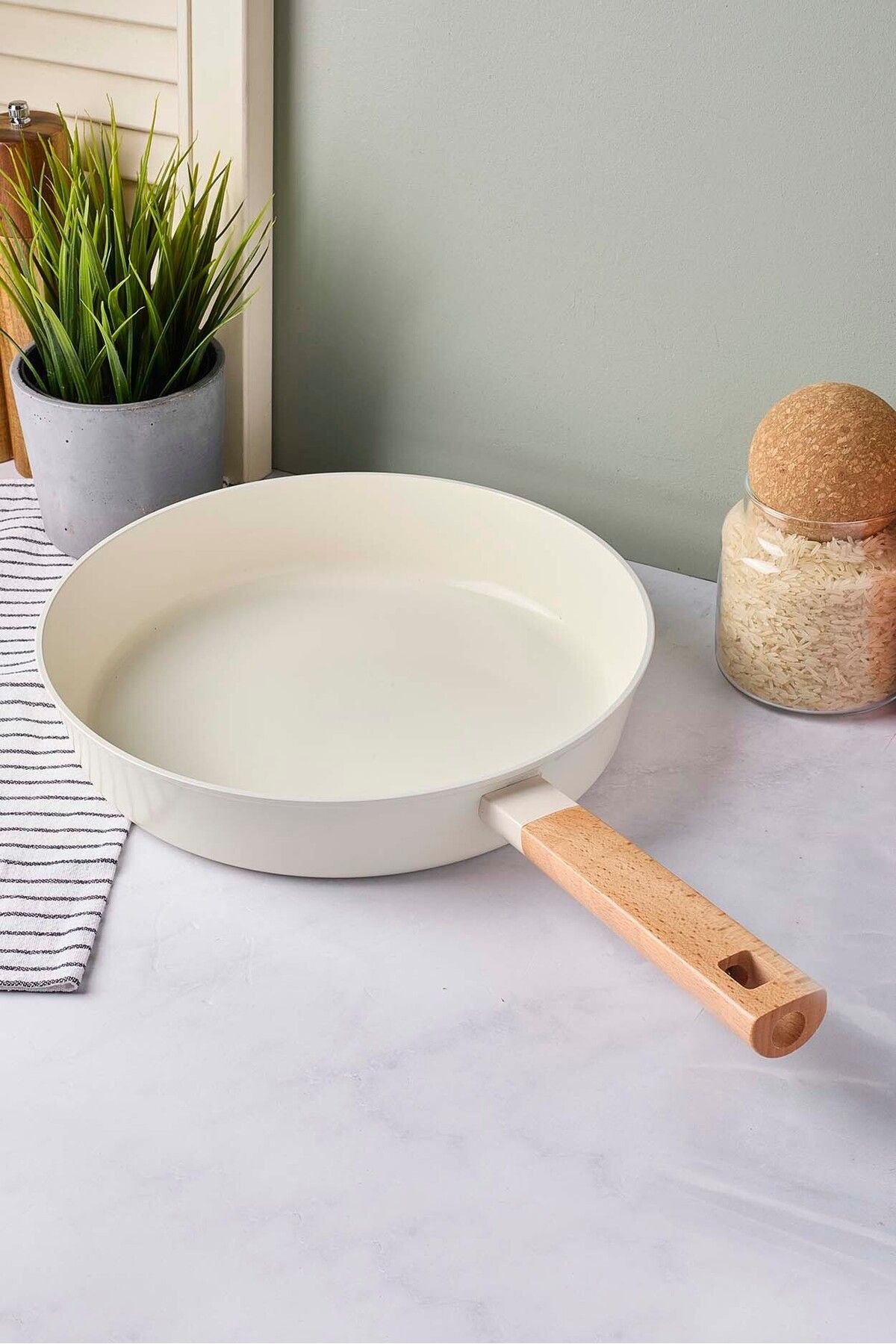 CookWood Beige İndüksiyon Tabanlı Ahşap Saplı Seramik Tava 28 cm