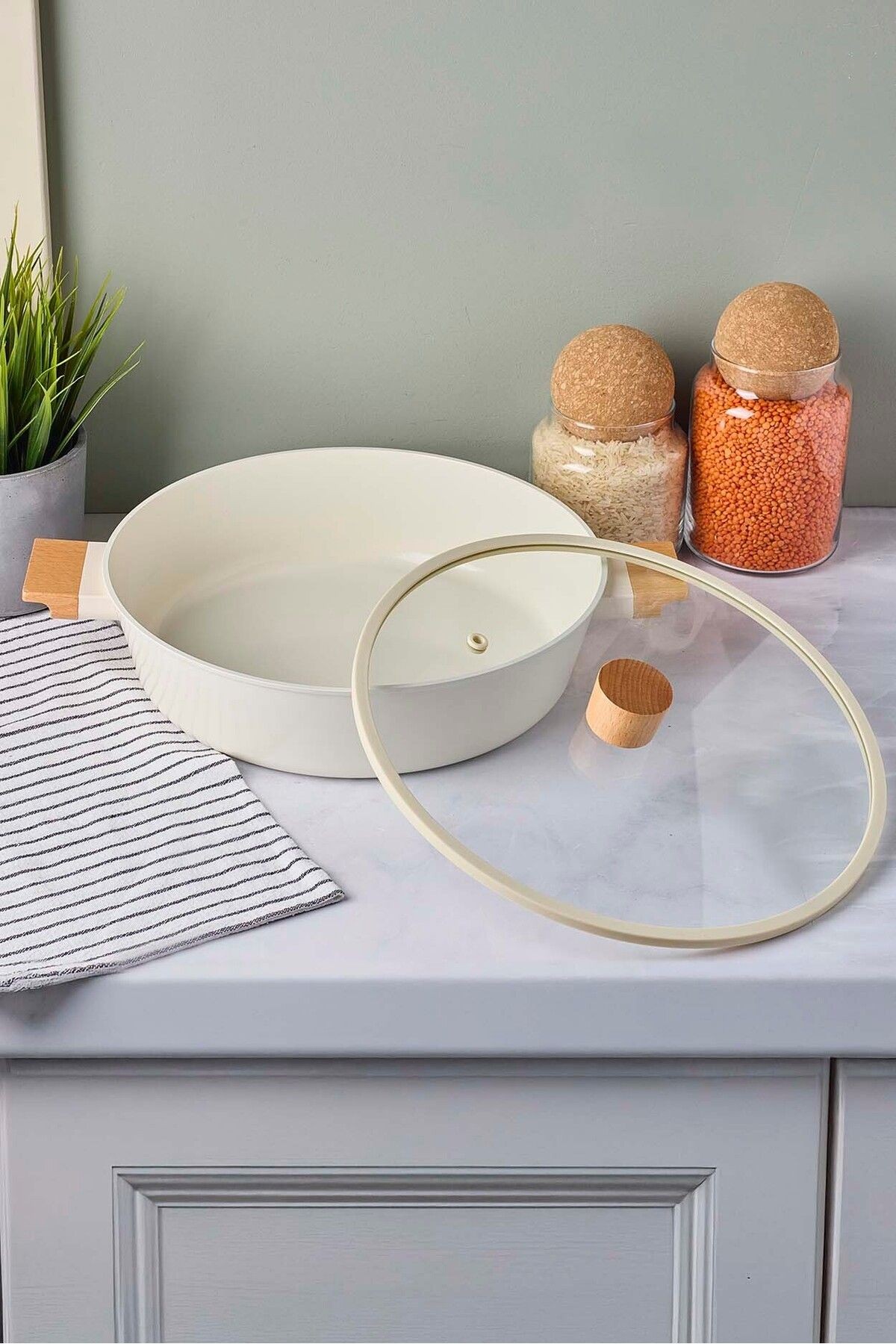 CookWood Beige İndüksiyon Tabanlı Ahşap Kulplu Kapaklı Seramik Basık Tencere 28 cm