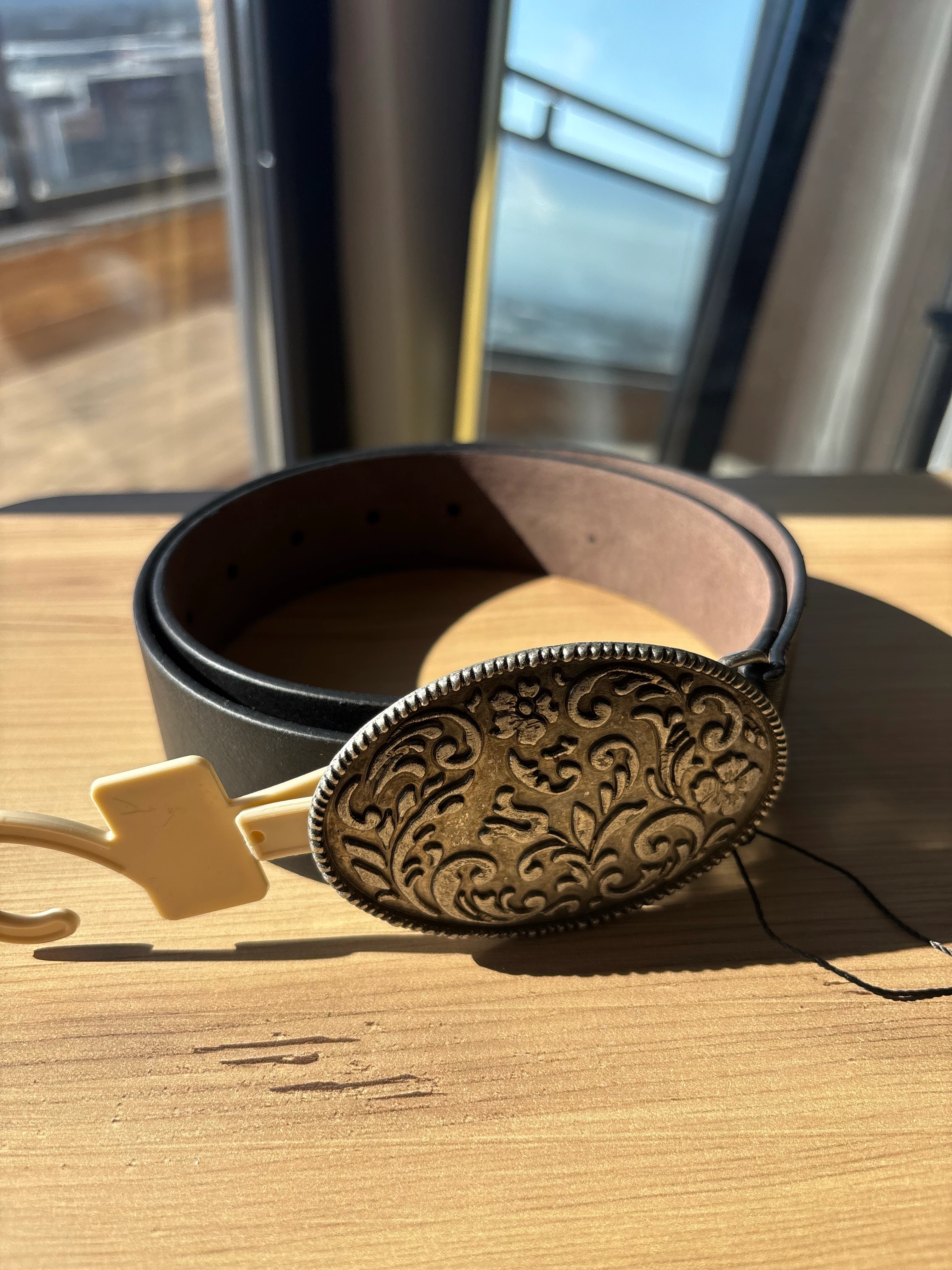 Geniş Tokalı Kabartmalı Deri Kemer