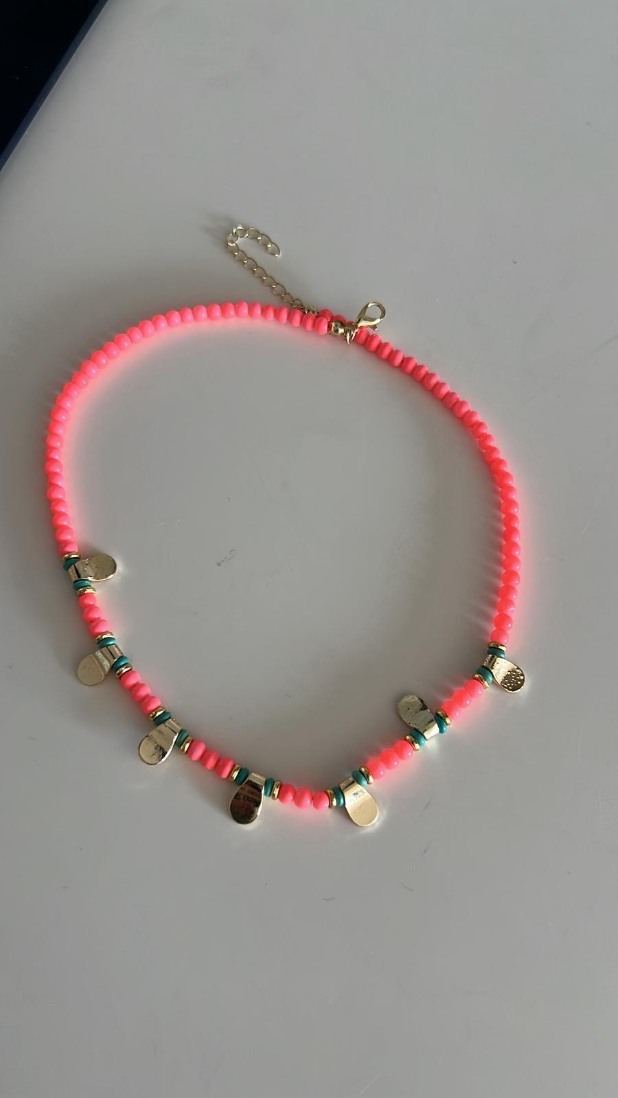 Metal Detaylı Pembe Boncuklu Kolye 