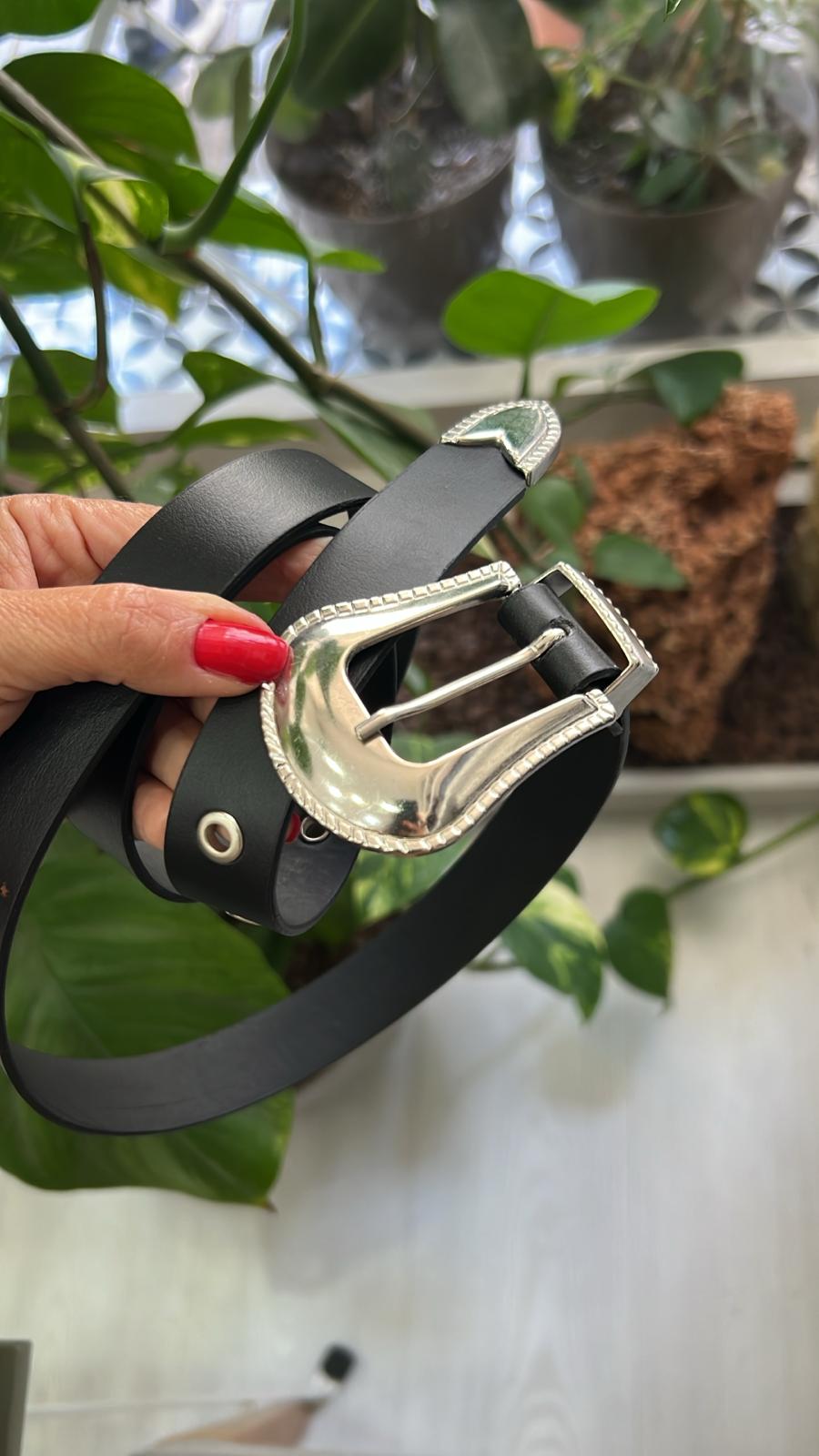 Siyah Parlak Gümüş Tokalı Kemer 