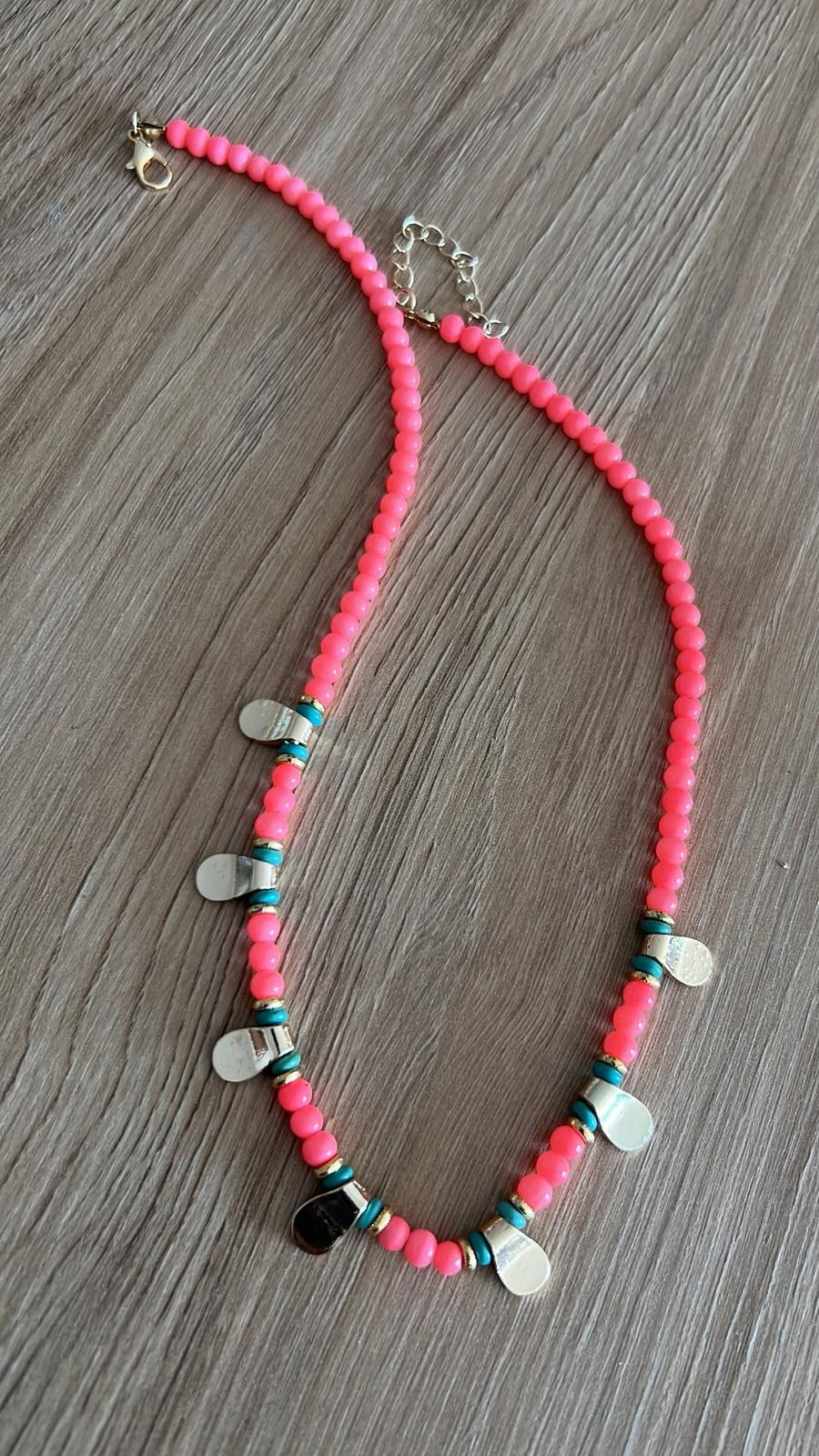 Metal Detaylı Pembe Boncuklu Kolye 