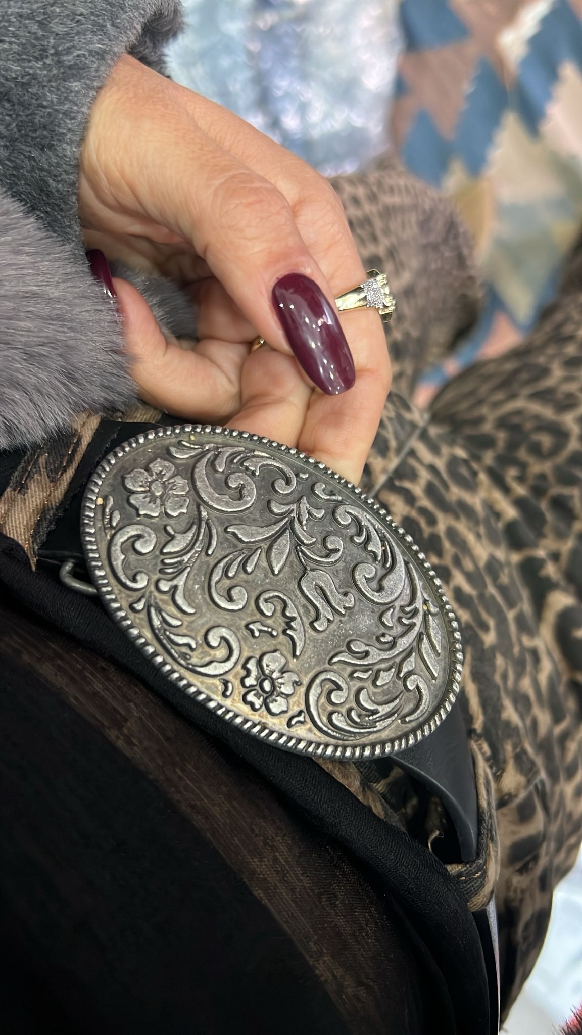 Geniş Tokalı Kabartmalı Deri Kemer