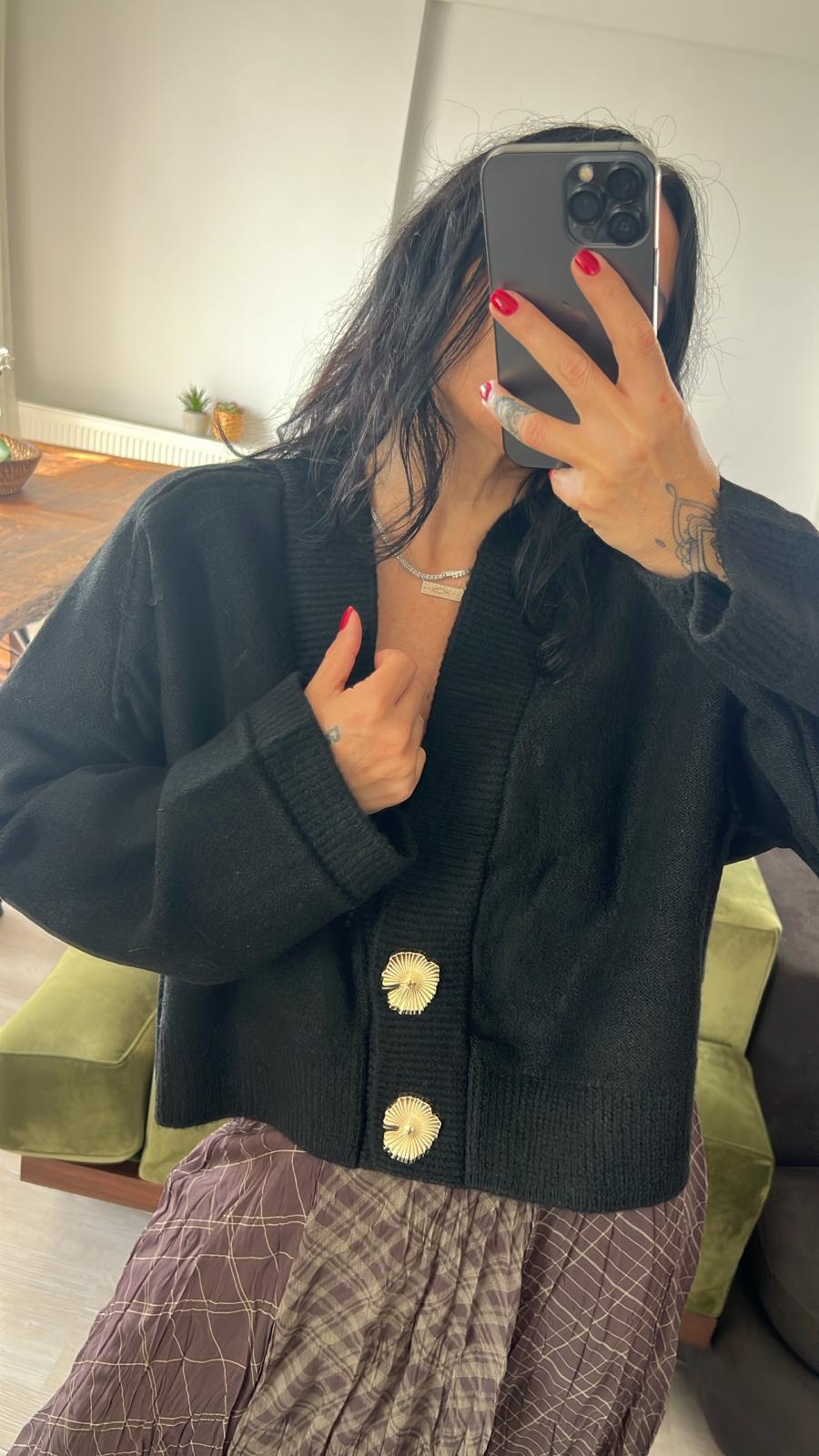 Siyah Düğme Detaylı Triko Hırka 