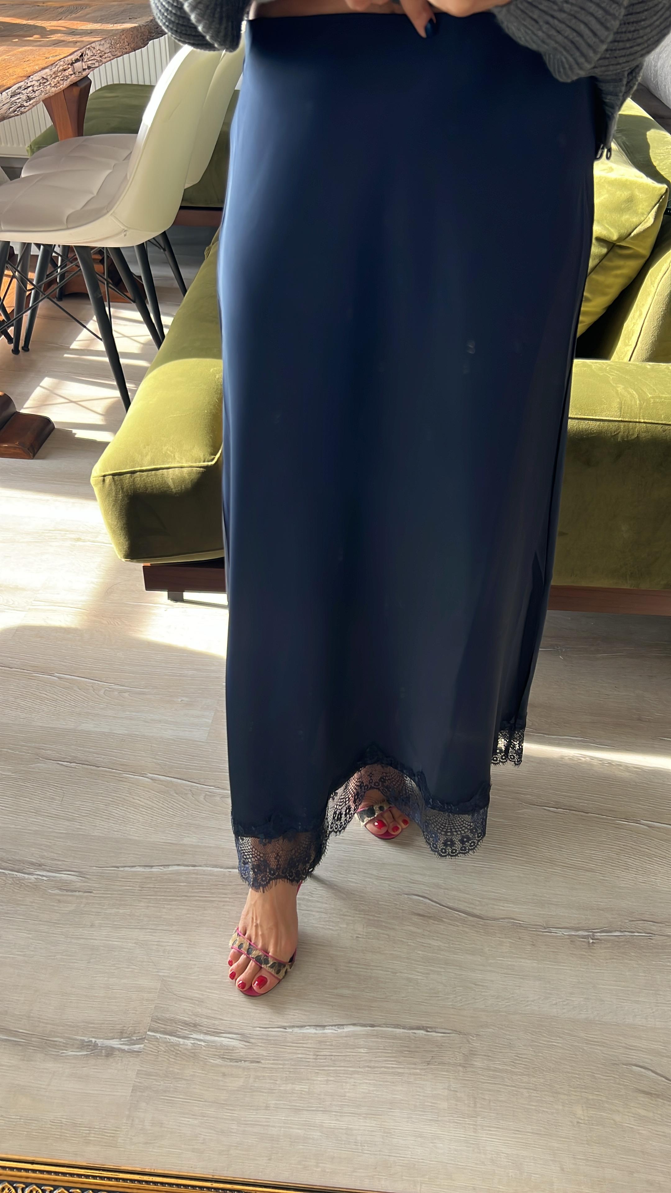 Beli Lastikli Altı Dantelli Saten Etek