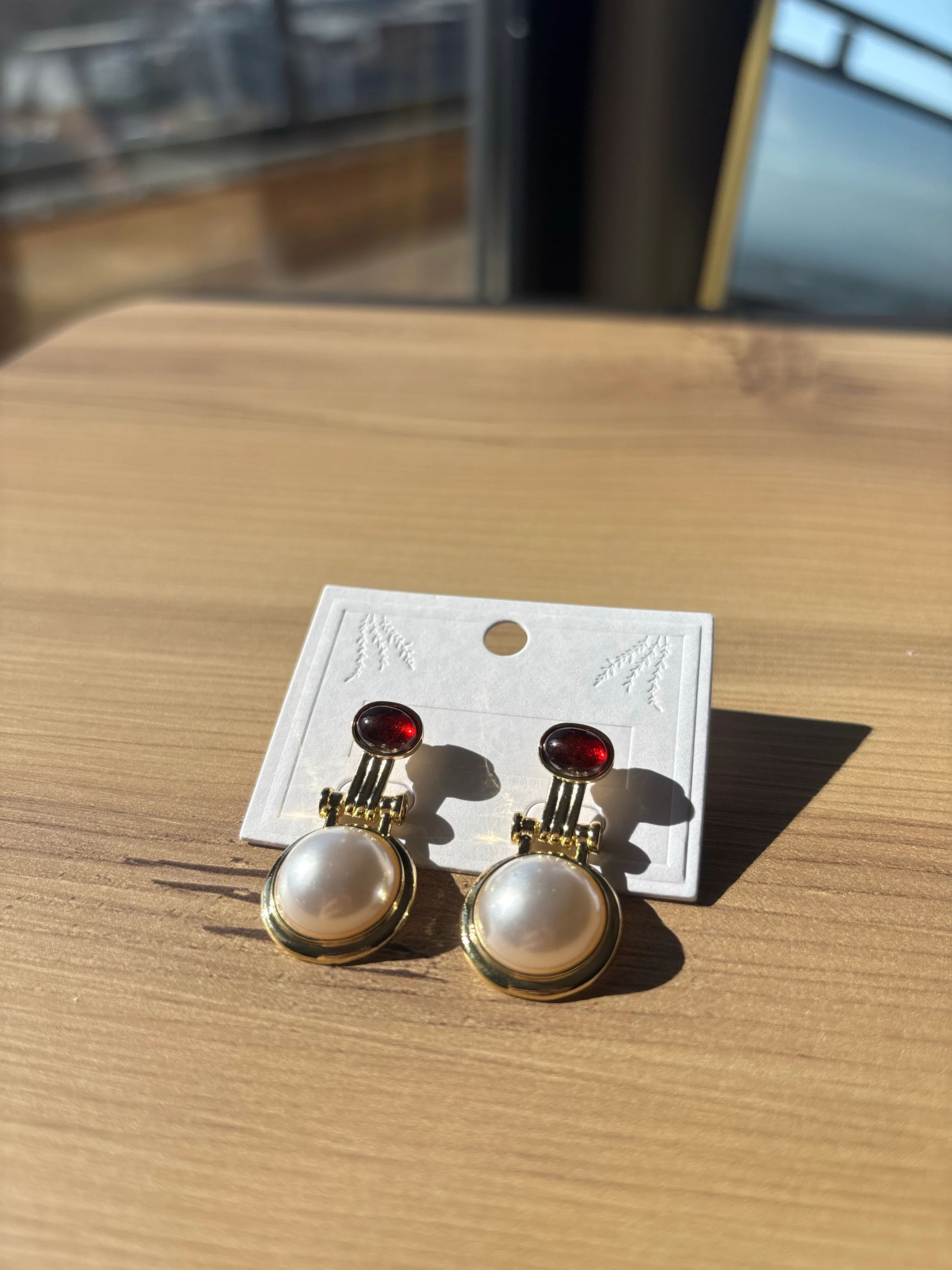 Oval Kırmızı Taşlı Altın Çerçeveli İnci Küpe