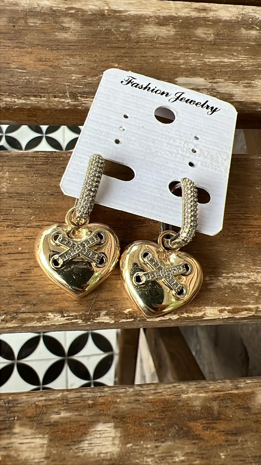 Taşlı Bağcıklı Gold Kalp Küpe 