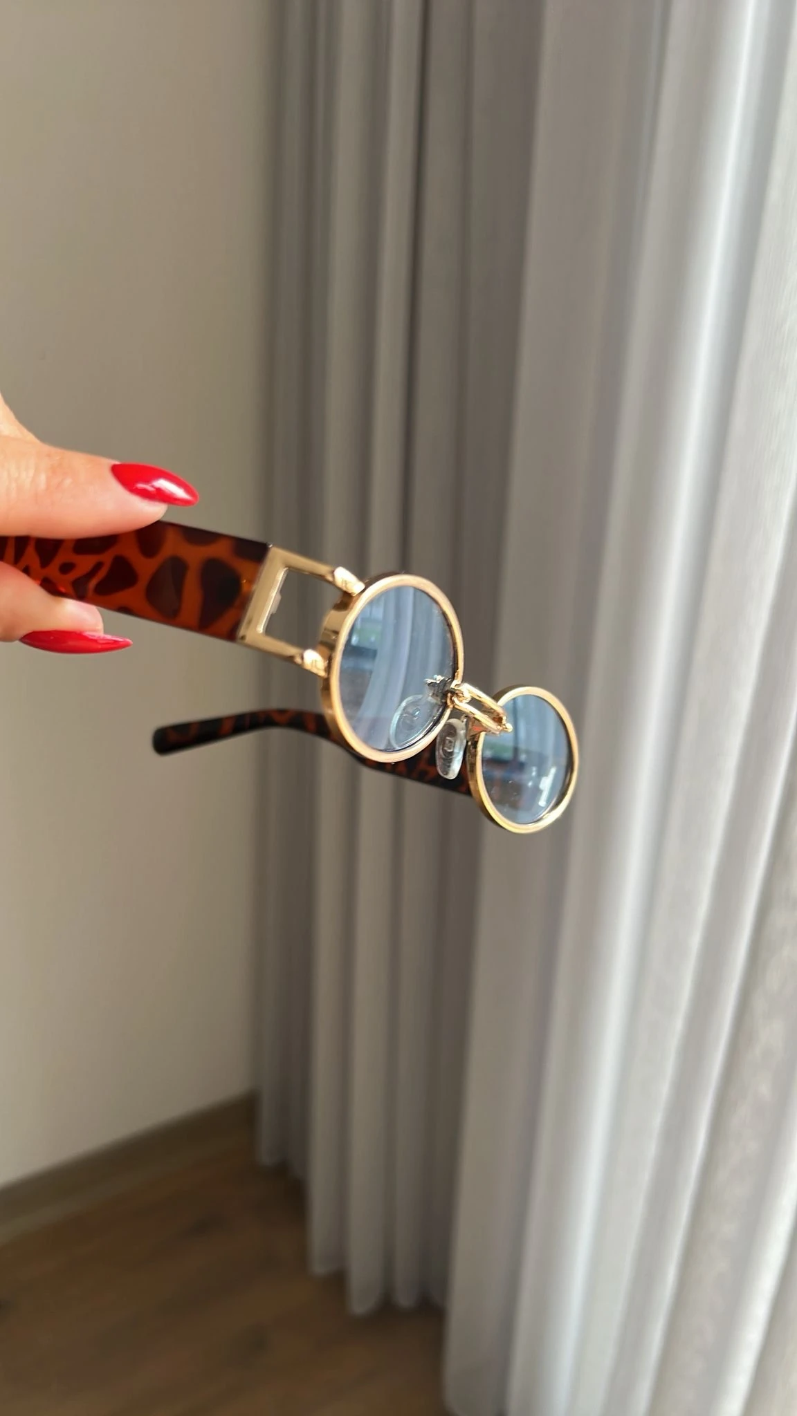 Retro Mavi Camlı Oval Gözlük