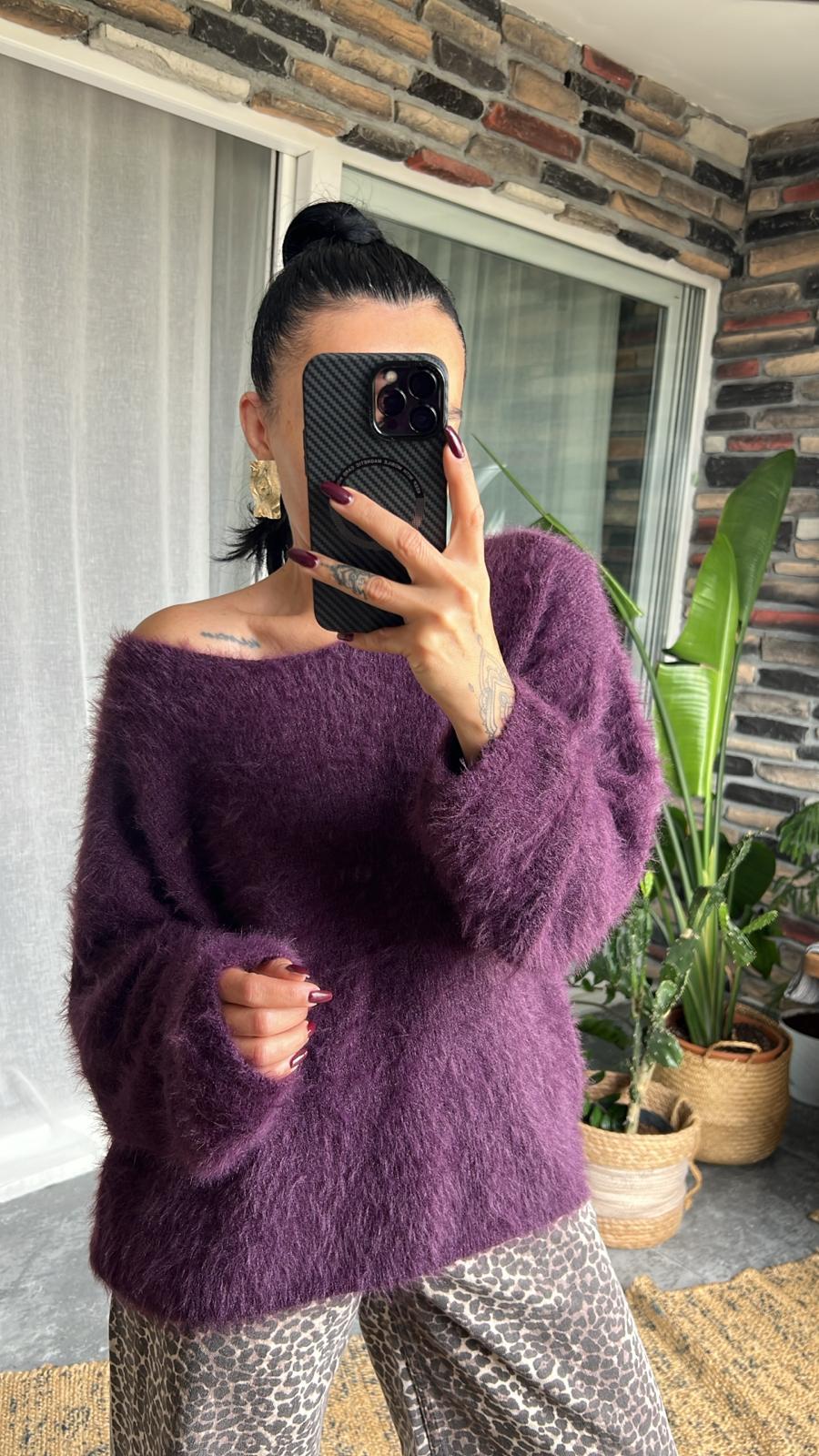 Kayık Yaka Yumuşak Dokulu Triko Kazak