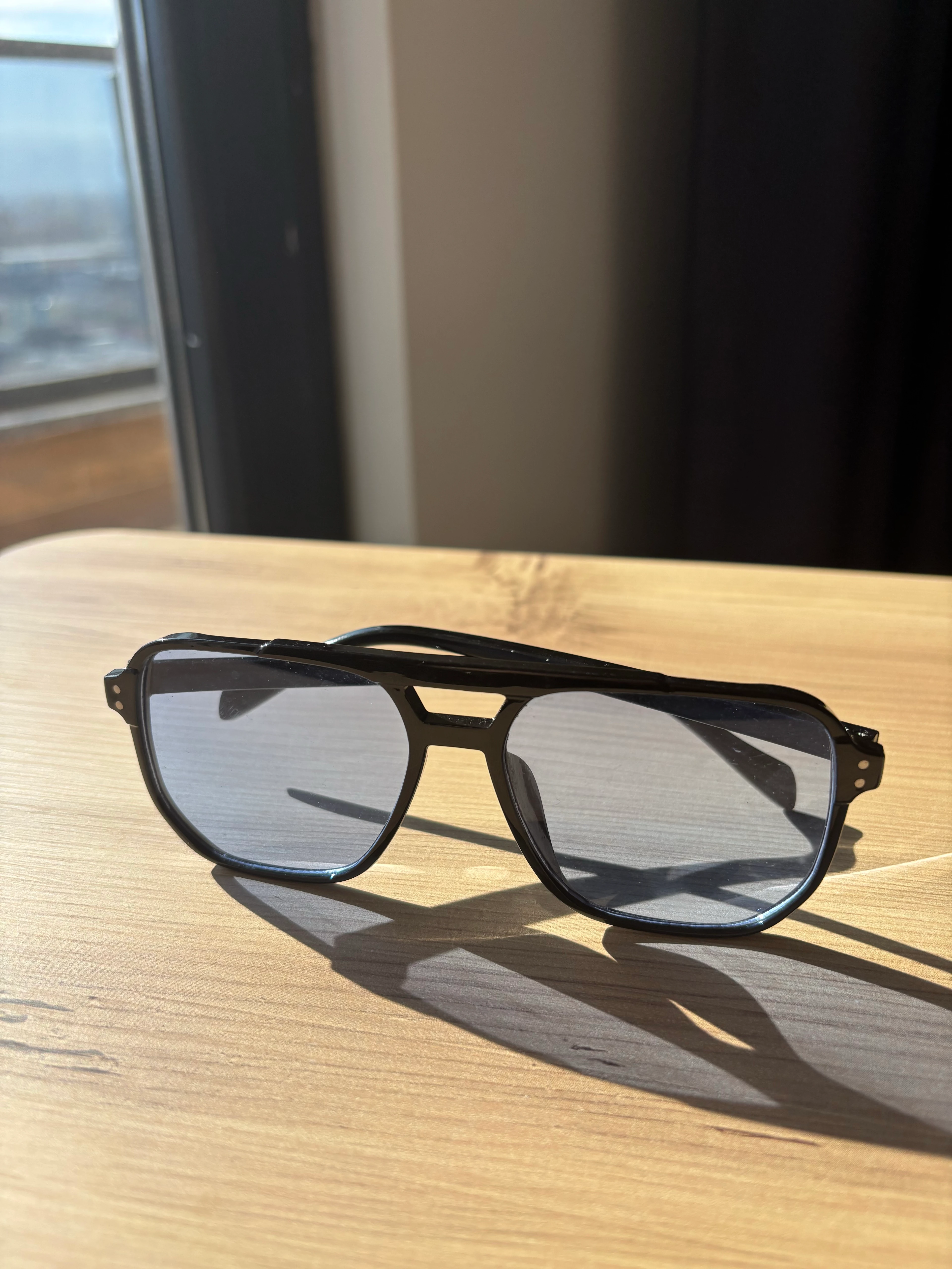 Siyah Çerçeveli Mavi Camlı Retro Gözlük