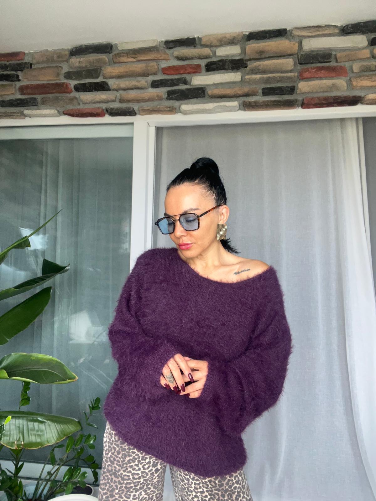 Kayık Yaka Yumuşak Dokulu Triko Kazak