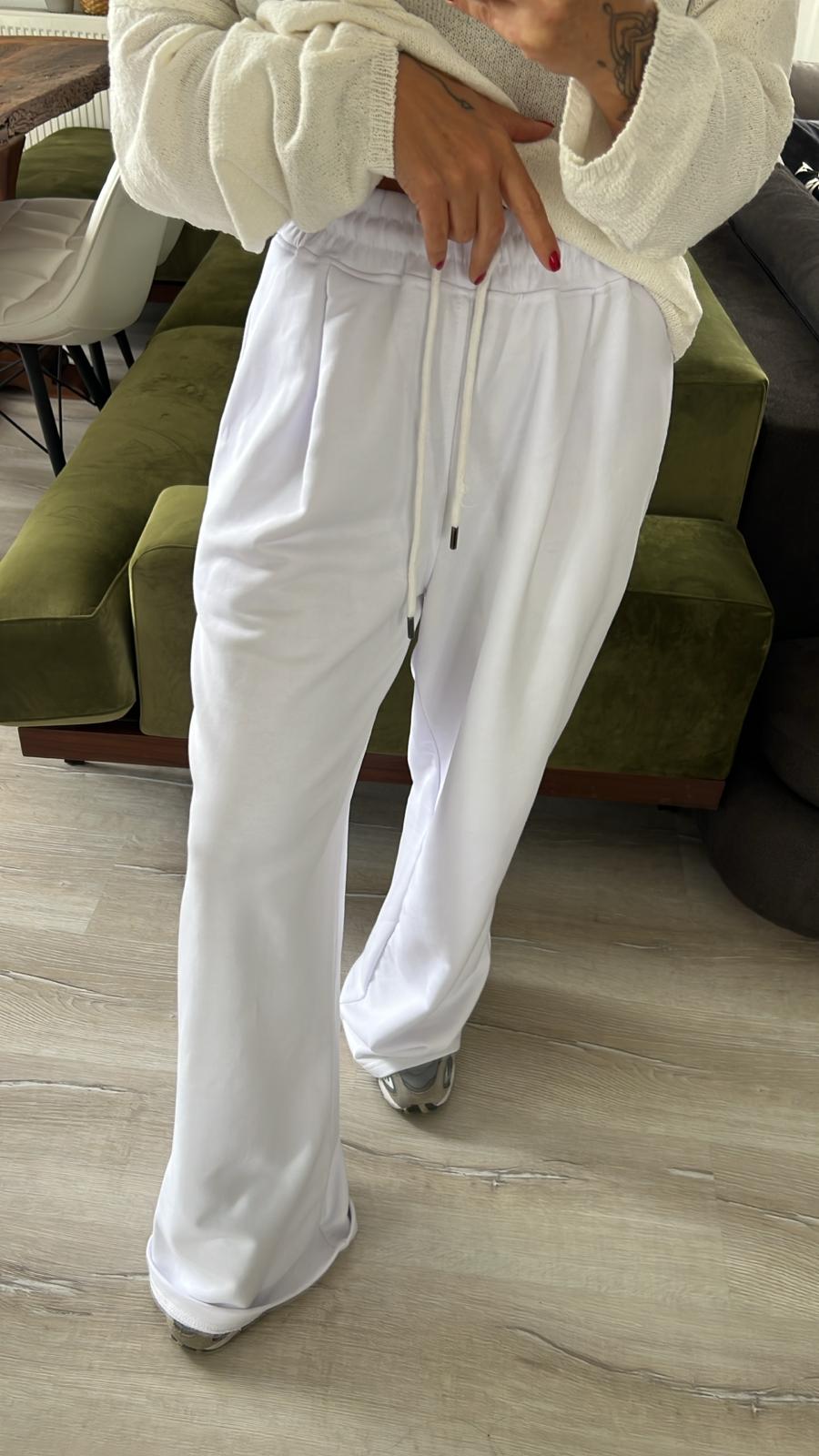 Beyaz Bol Paça Beli Lastikli Eşofman 