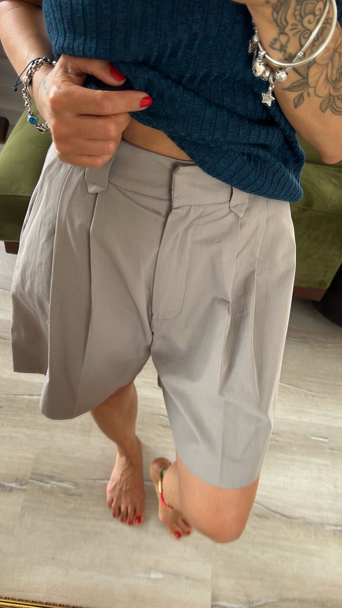 Pileli Şehir Boy Gri Şort 