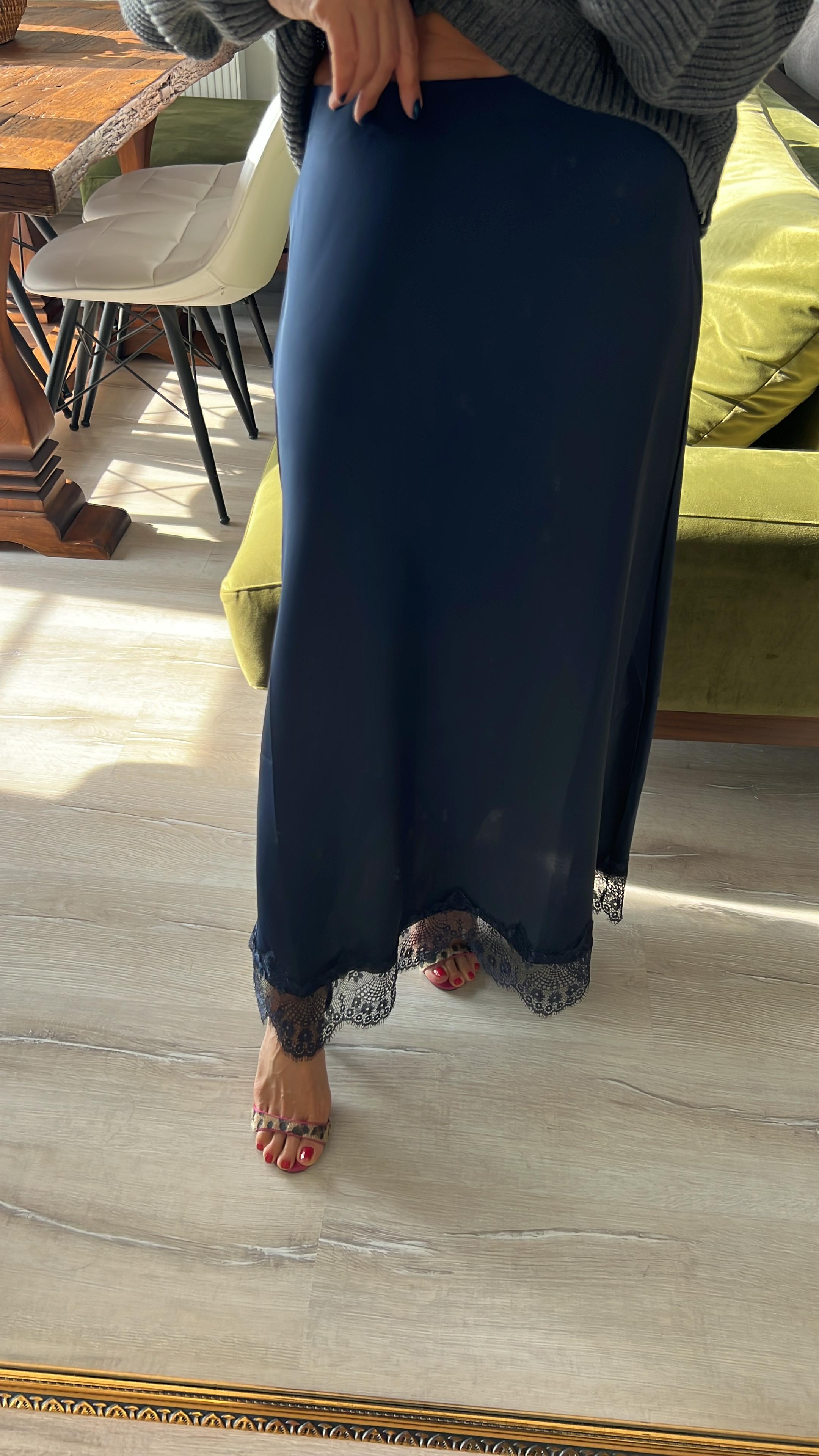 Beli Lastikli Altı Dantelli Saten Etek