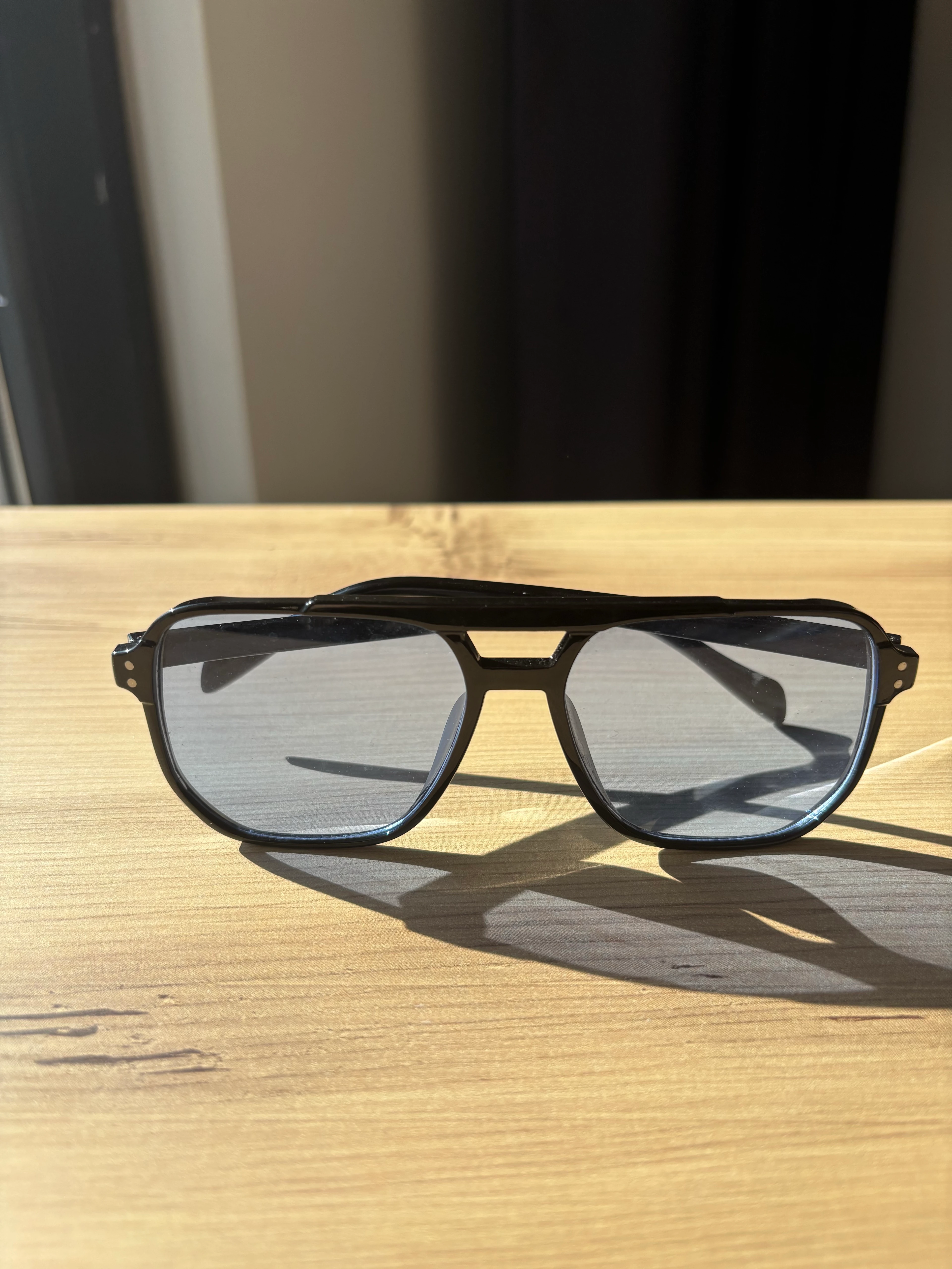 Siyah Çerçeveli Mavi Camlı Retro Gözlük