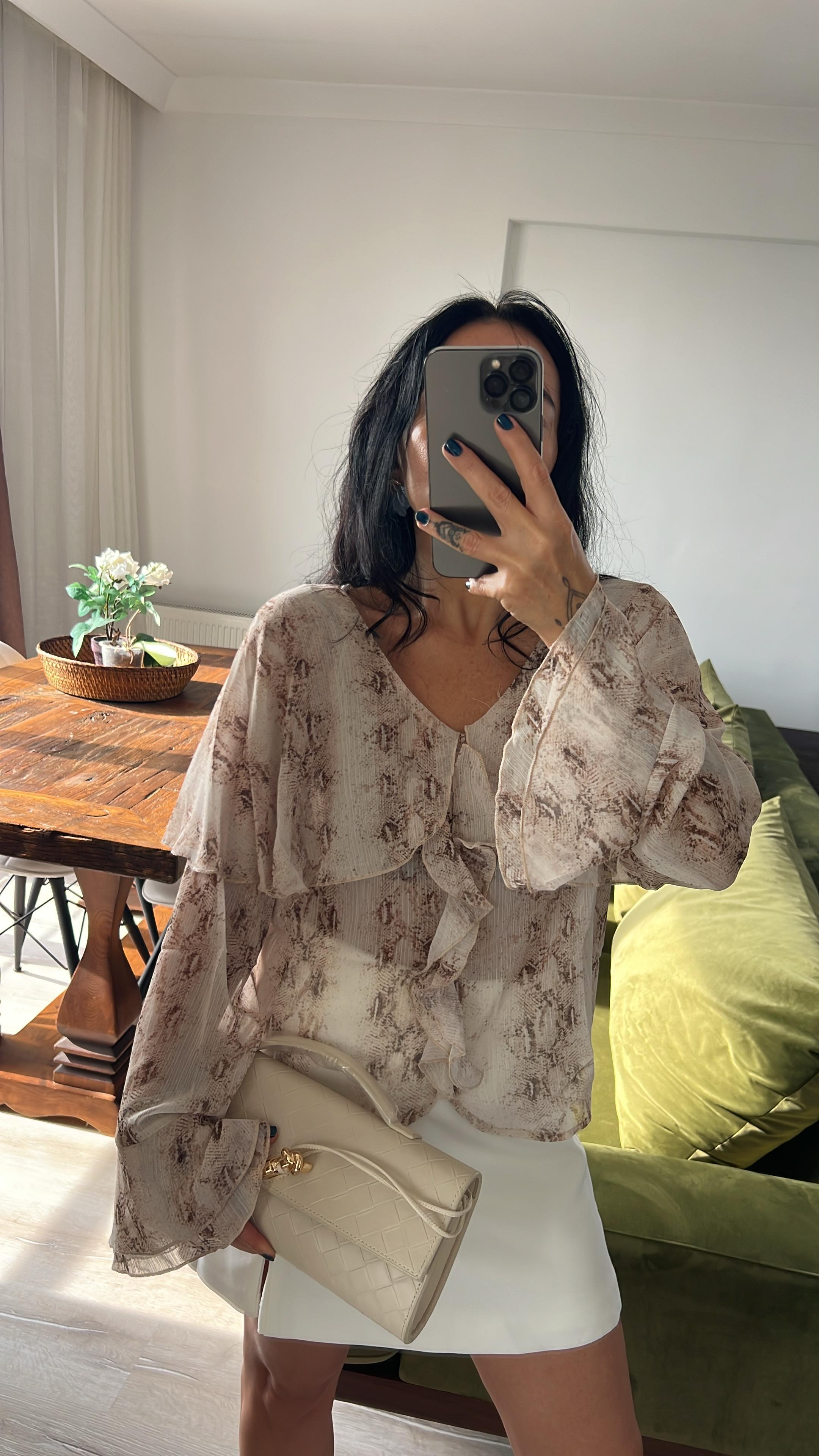 Yılan Desenli Volanlı Bluz