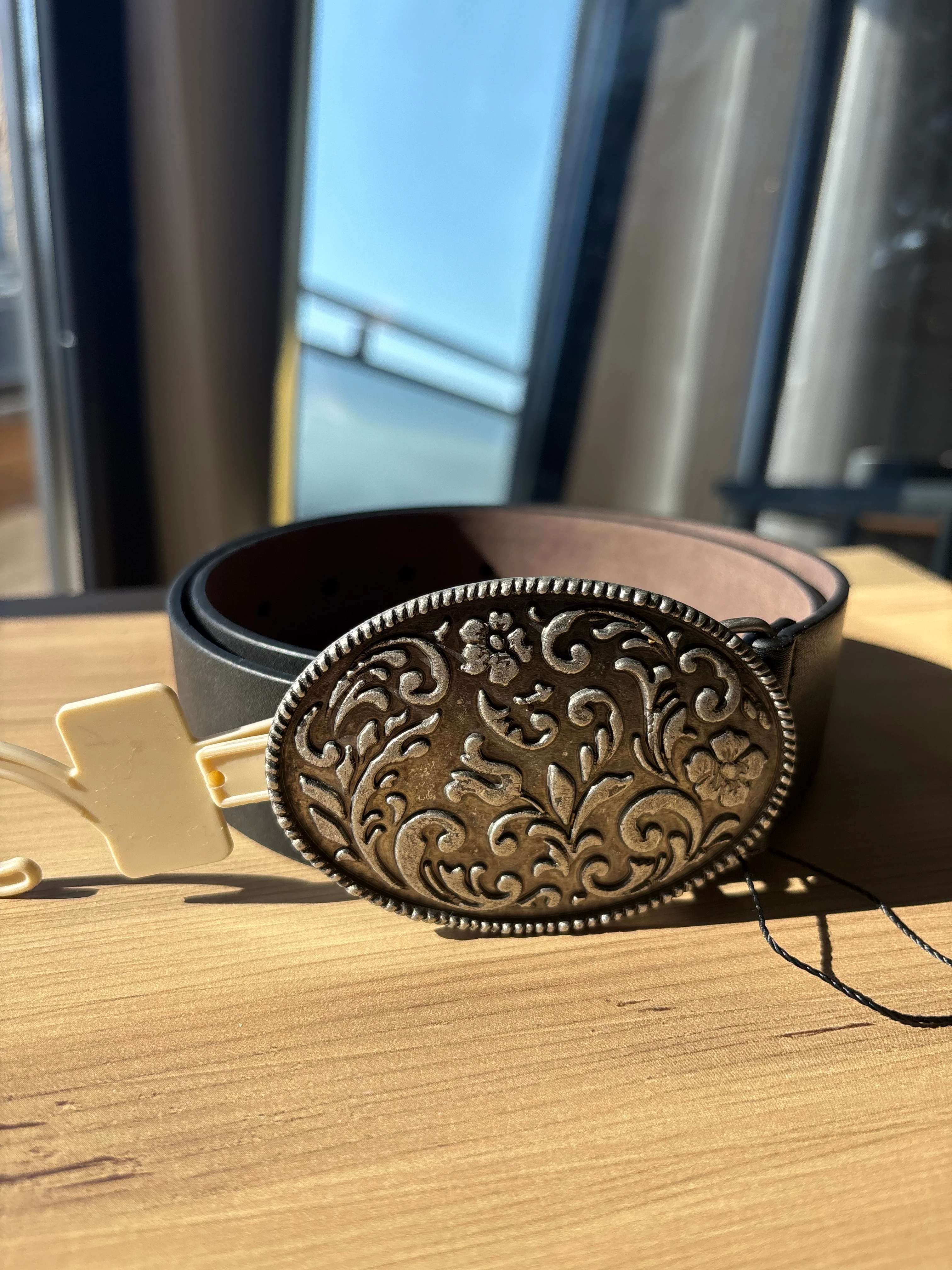 Geniş Tokalı Kabartmalı Deri Kemer