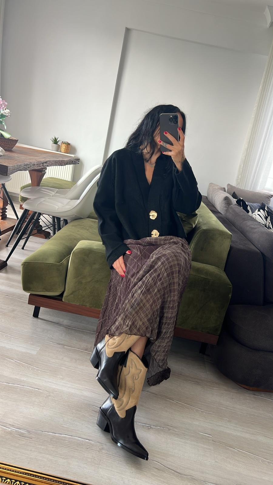 Siyah Düğme Detaylı Triko Hırka 