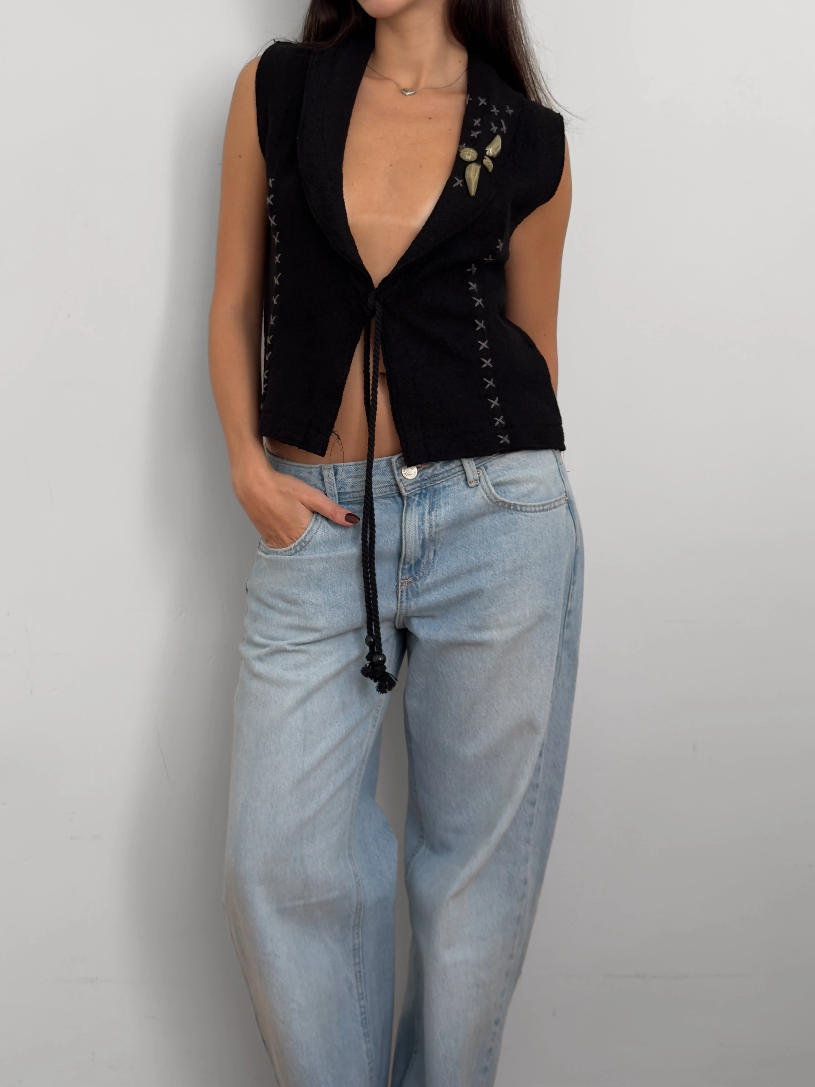 Siyah İşlemeli Yelek