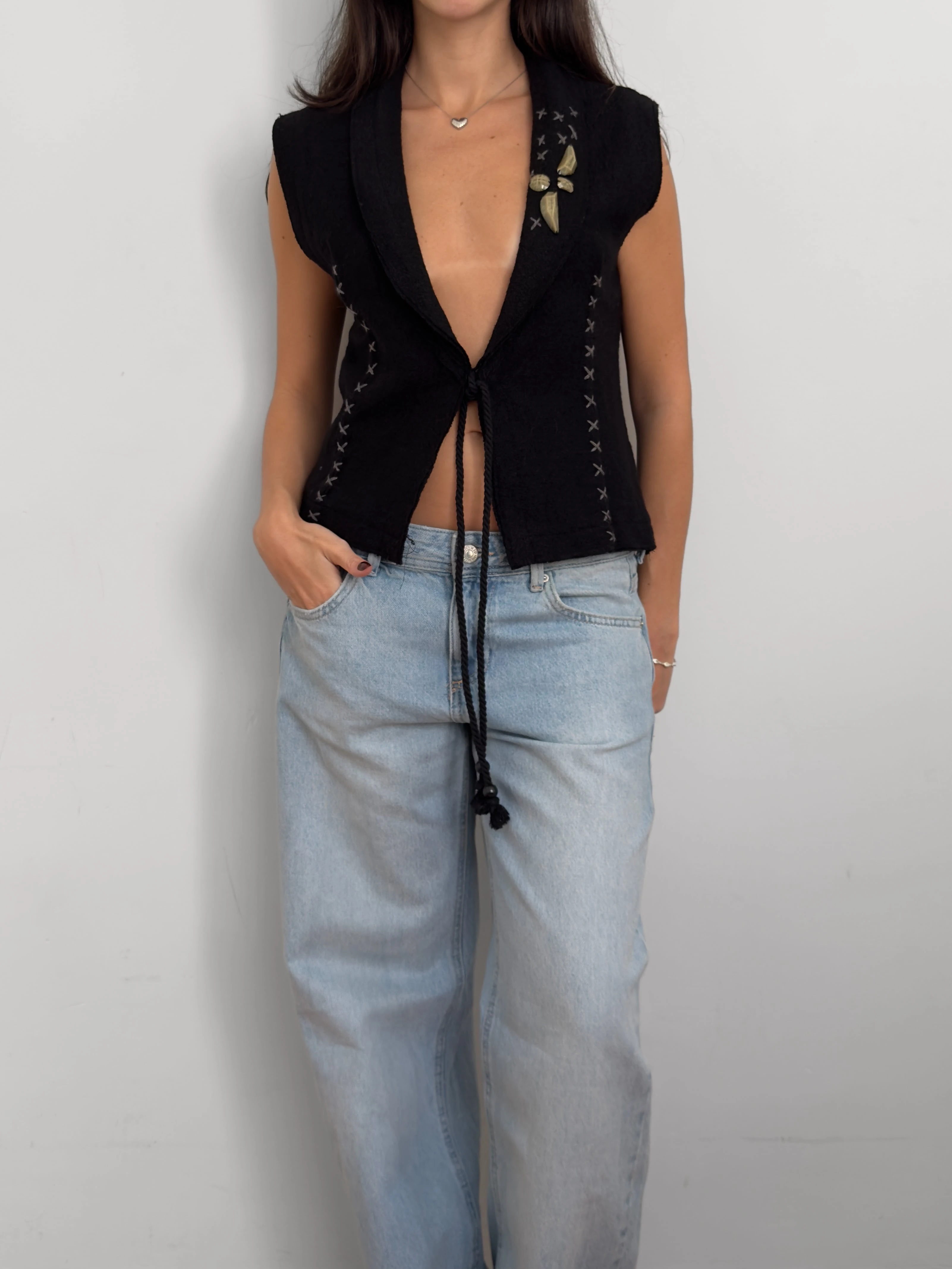 Siyah İşlemeli Yelek