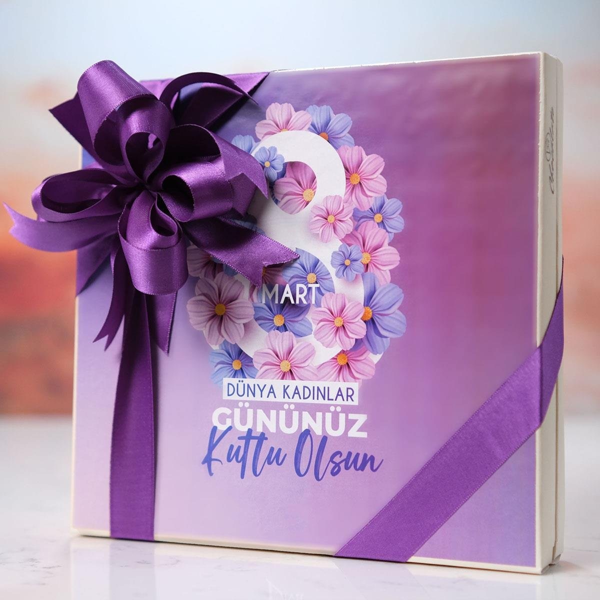 Kadınlar Günü Mor Çiçekler Tasarımlı Kutu (48 Adet Kağıtlı Madlen Çikolata)