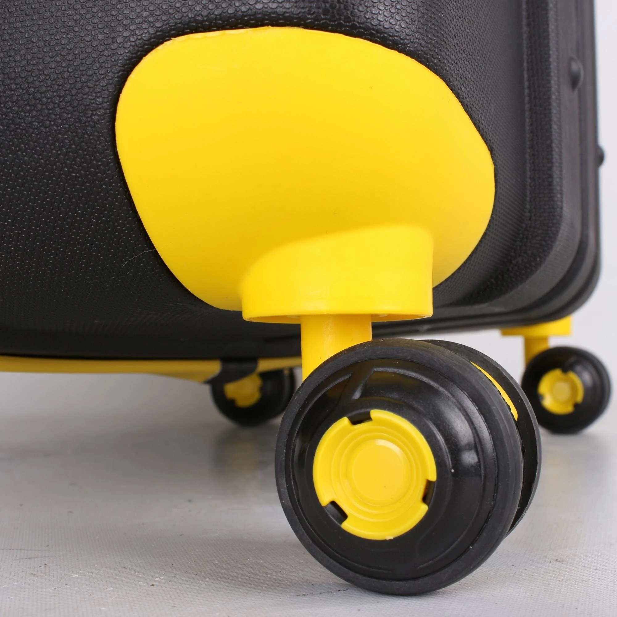 Bagacar IV Sert Silikon Kırılmaz Orta Boy Valiz Bej