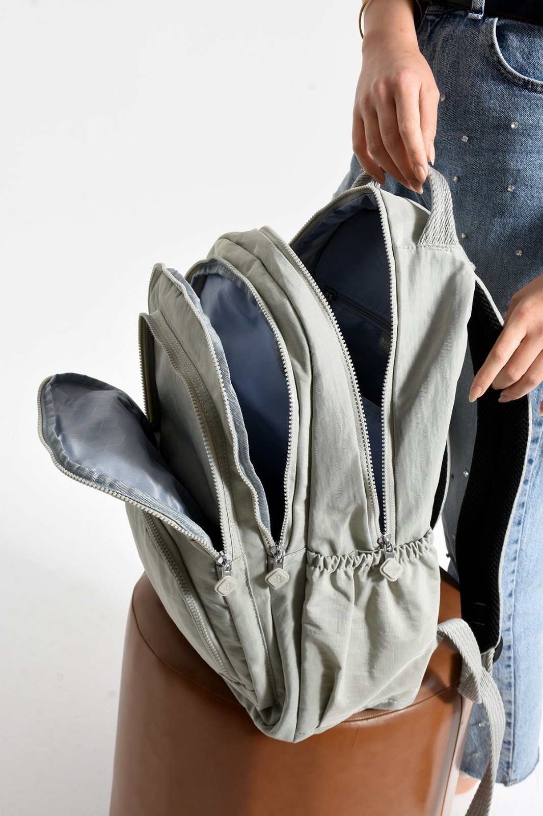 Bagacar Bolsas 1087 Su Geçirmez Krinkıl Kumaş Laptop Bölmeli Okul ve Günlük Sırt Çantası A. Gri