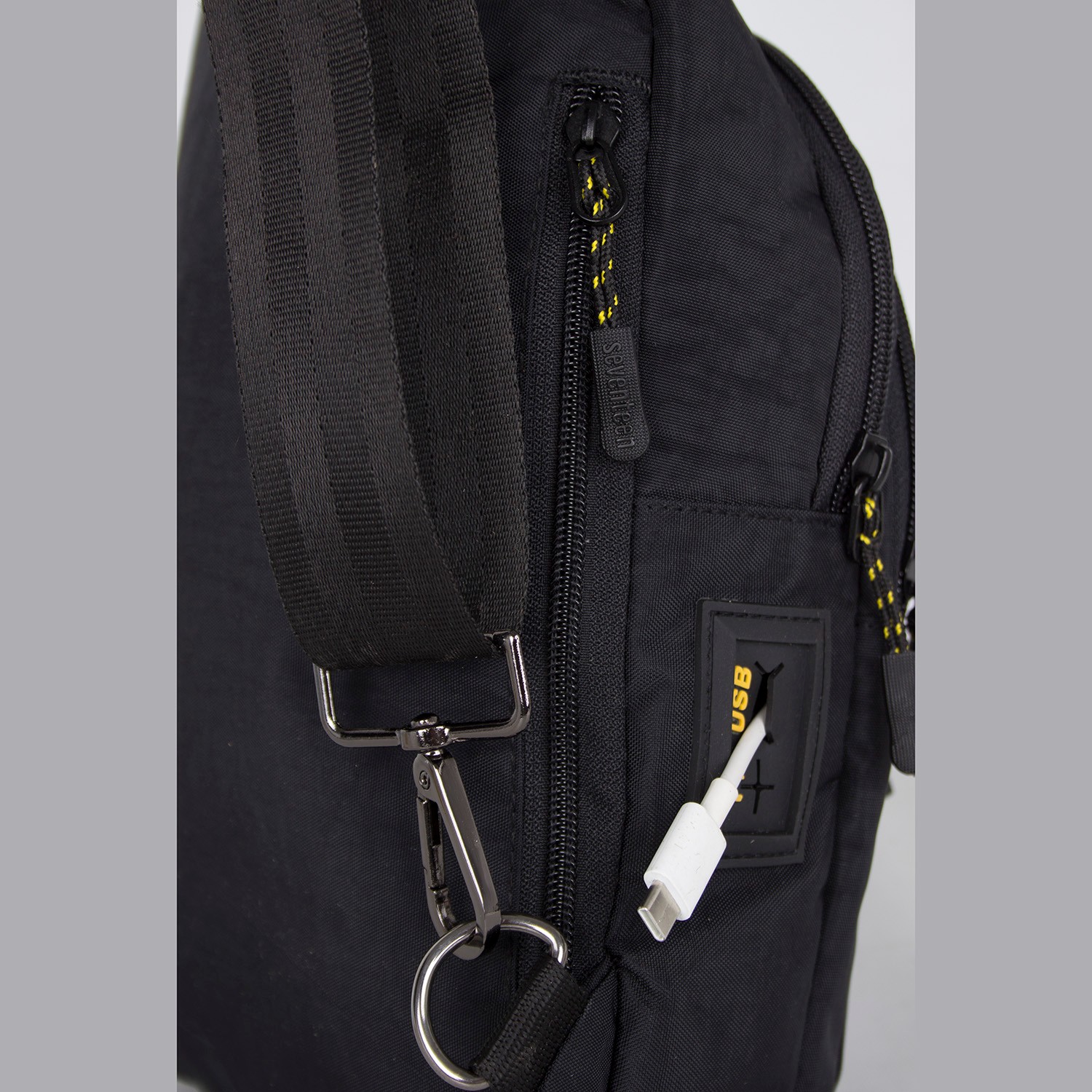 Bagacar 4925 Kulaklık Çıkışlı Body Bag ve Omuz Çantası Siyah