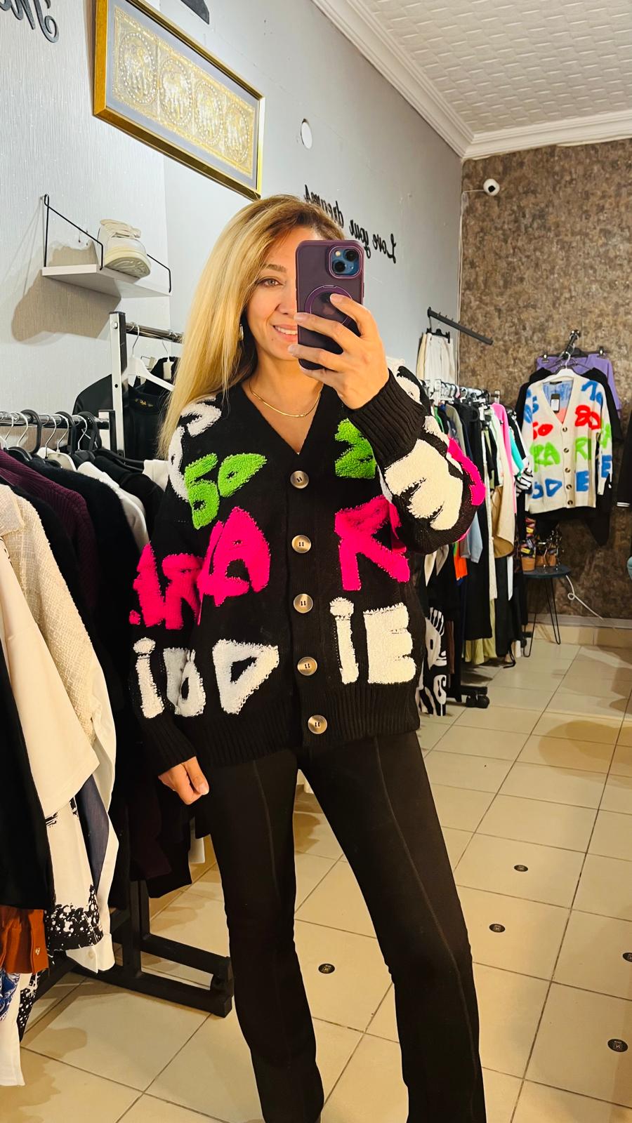 Siyah Desenli Harfli Hırka