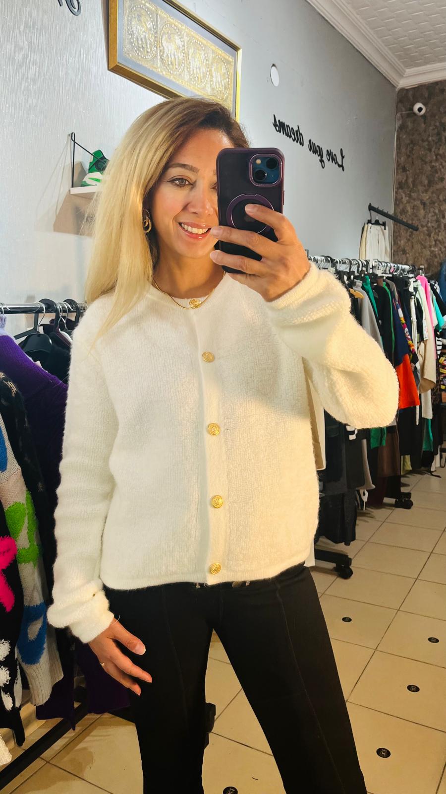 Ekru Gold Düğmeli Yumoş Hırka