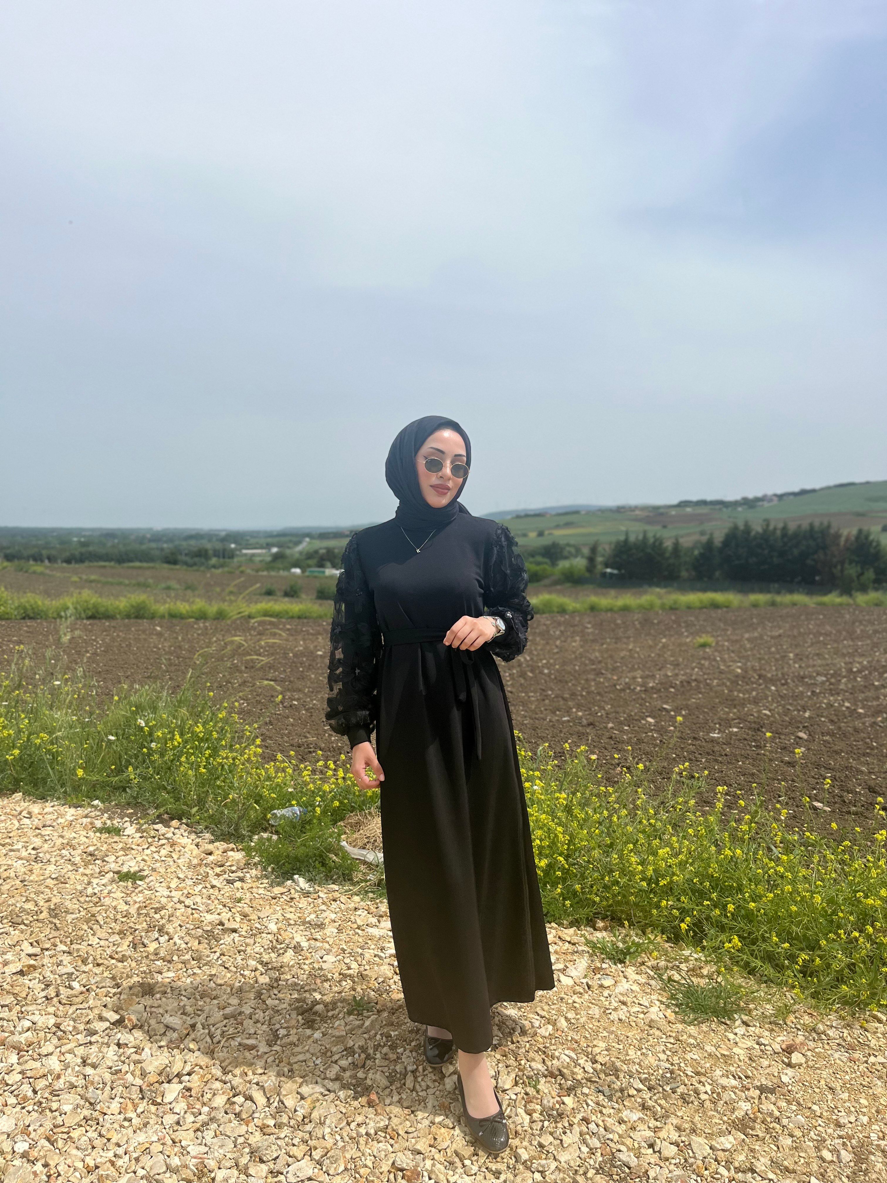 SİYAH DANTEL KOL DETAYLI KUŞAKLI ELBİSE