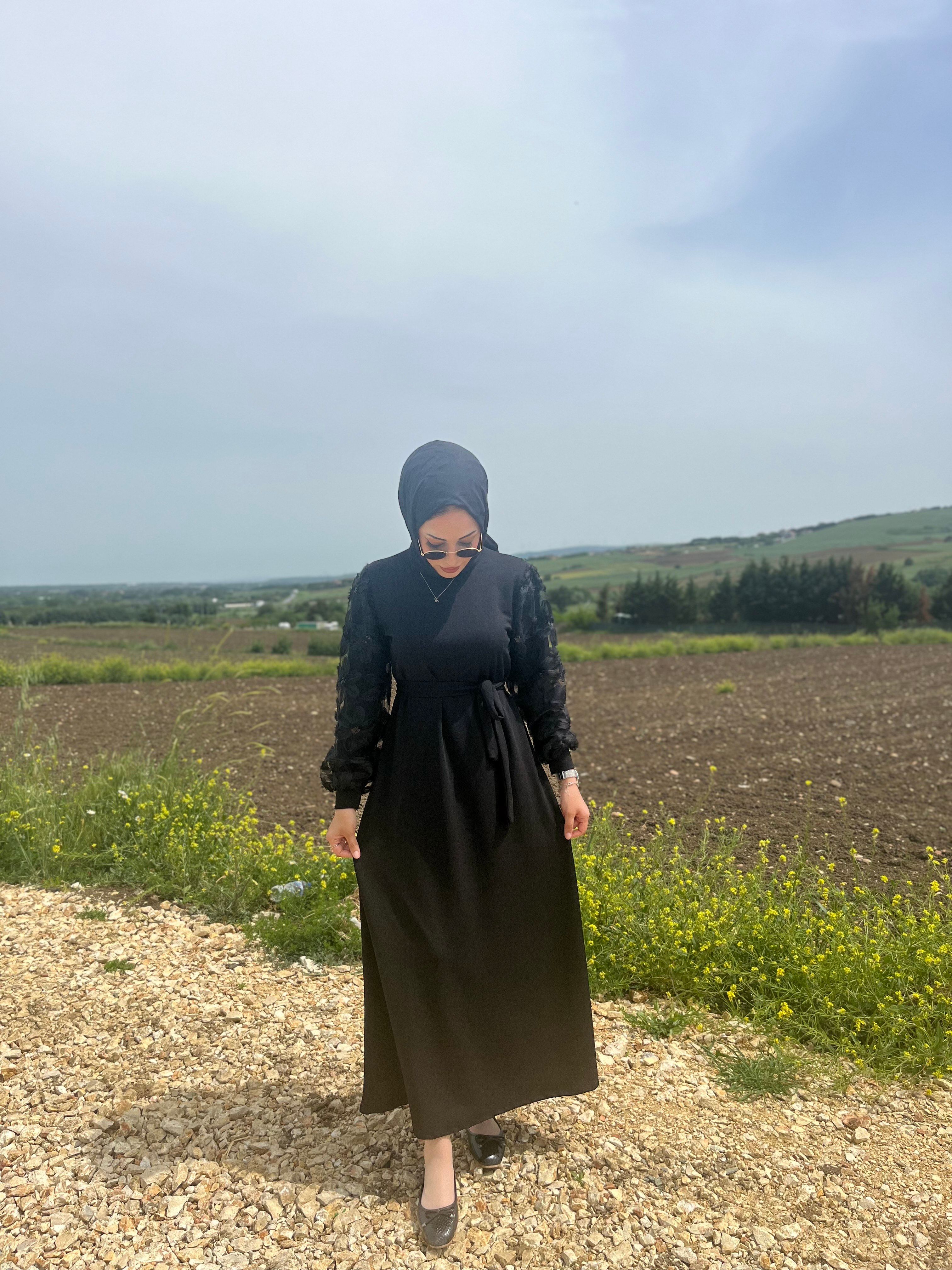 SİYAH DANTEL KOL DETAYLI KUŞAKLI ELBİSE