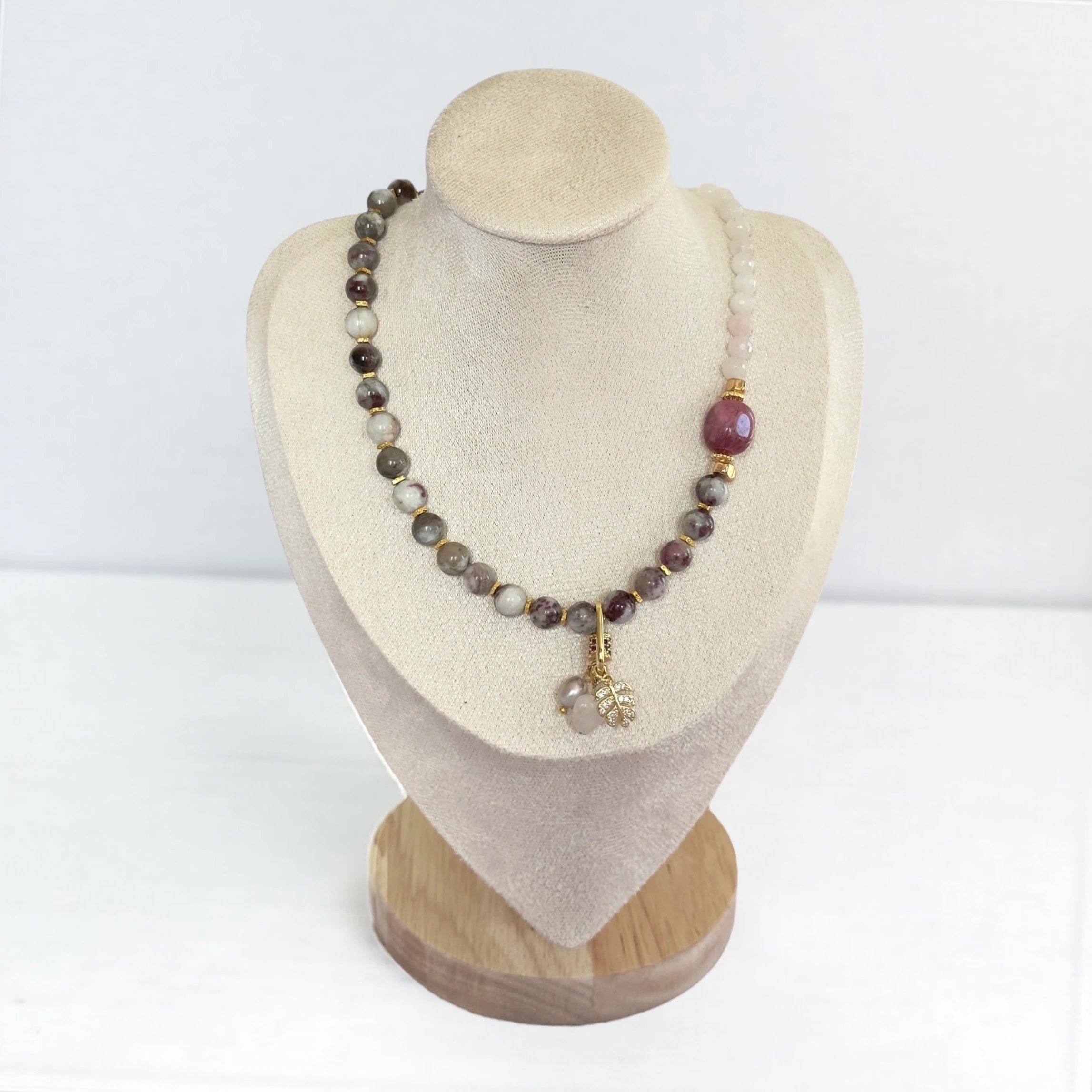 Doğal Taşlı El Yapımı “Liverpool” Kolye