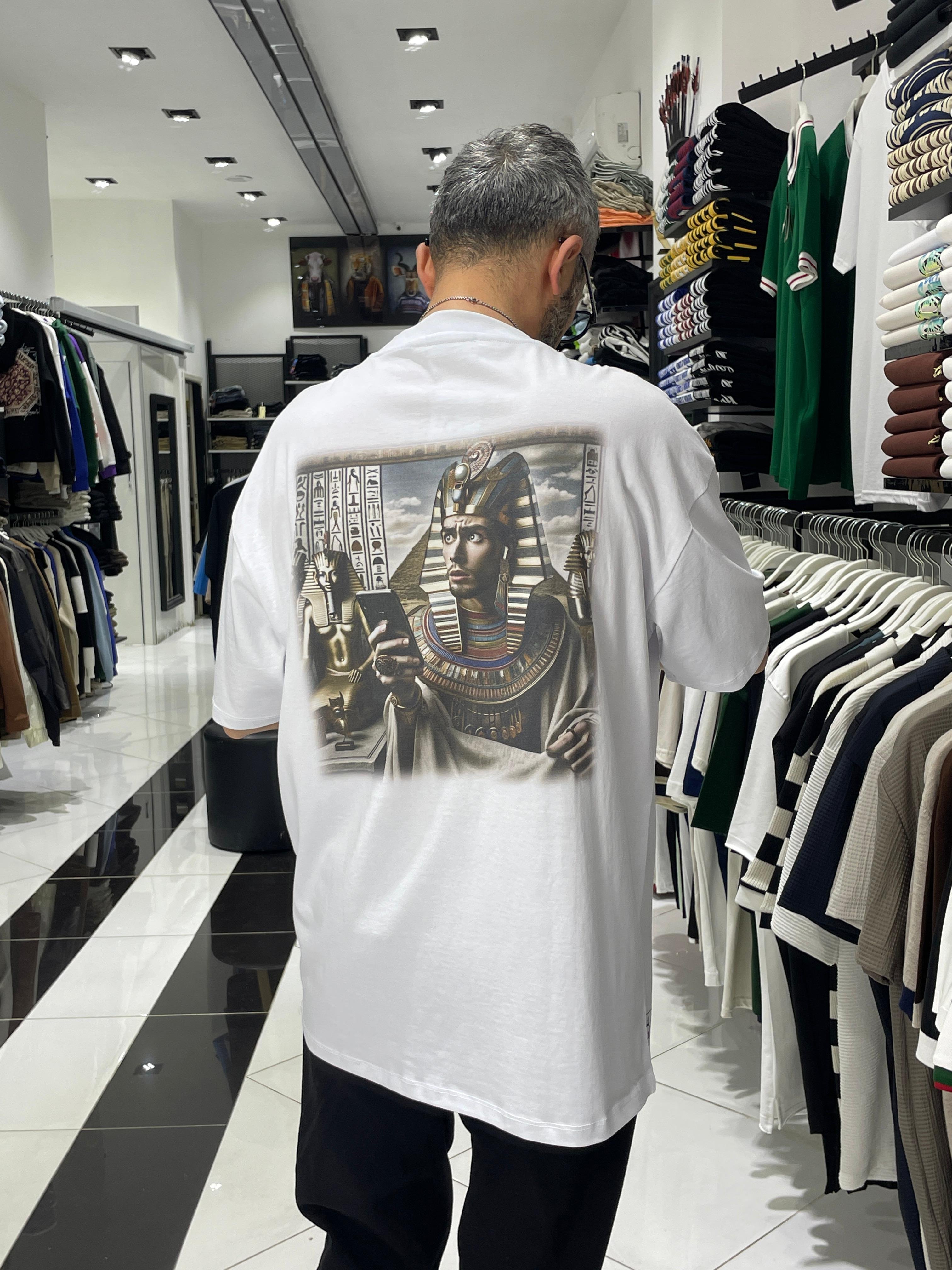 Oversize Beyaz T-Shirt – Firavun & Teknoloji Temalı Baskı