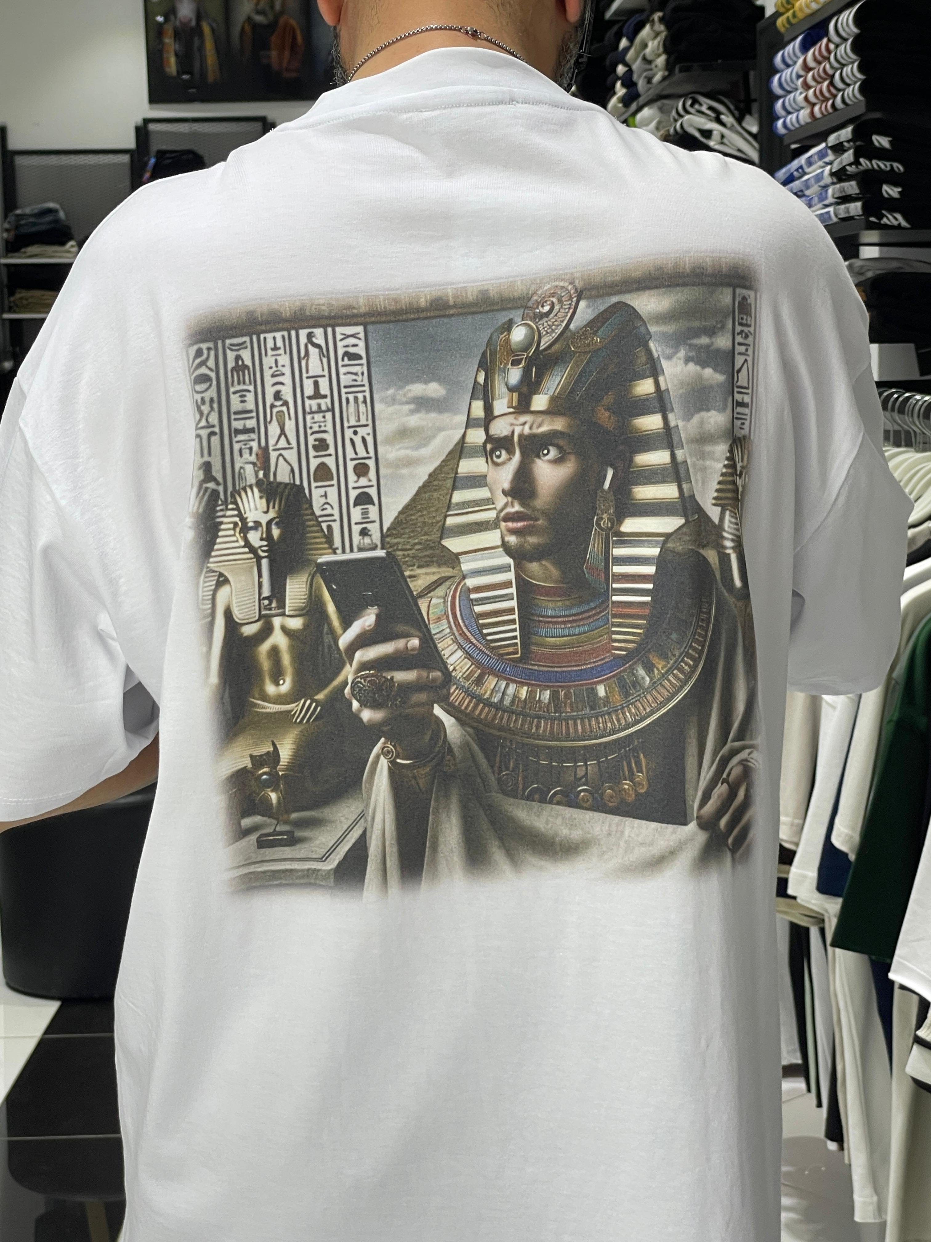 Oversize Beyaz T-Shirt – Firavun & Teknoloji Temalı Baskı
