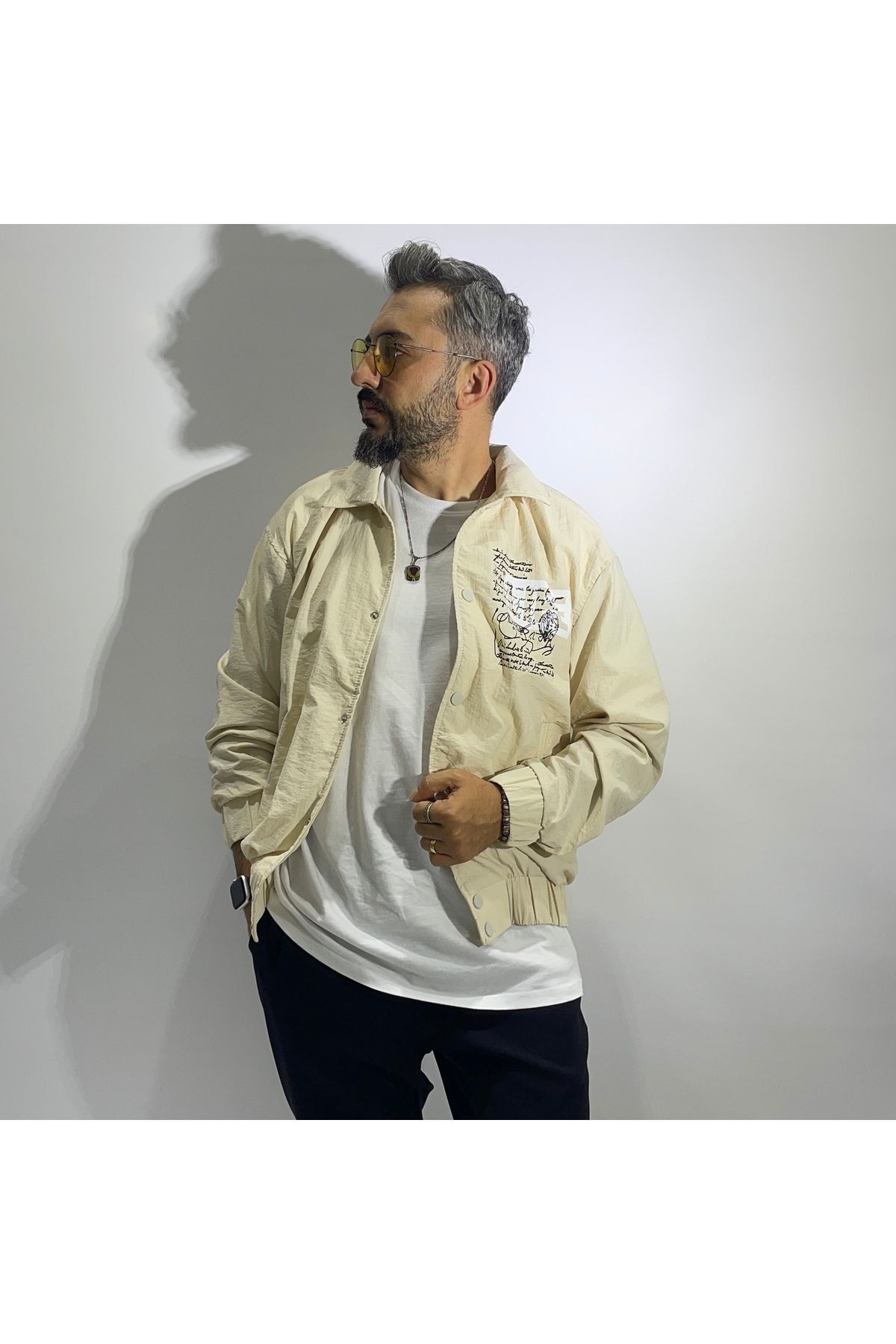 Düğmeli Yazı Detaylı Rüzgarlık - koyu krem
