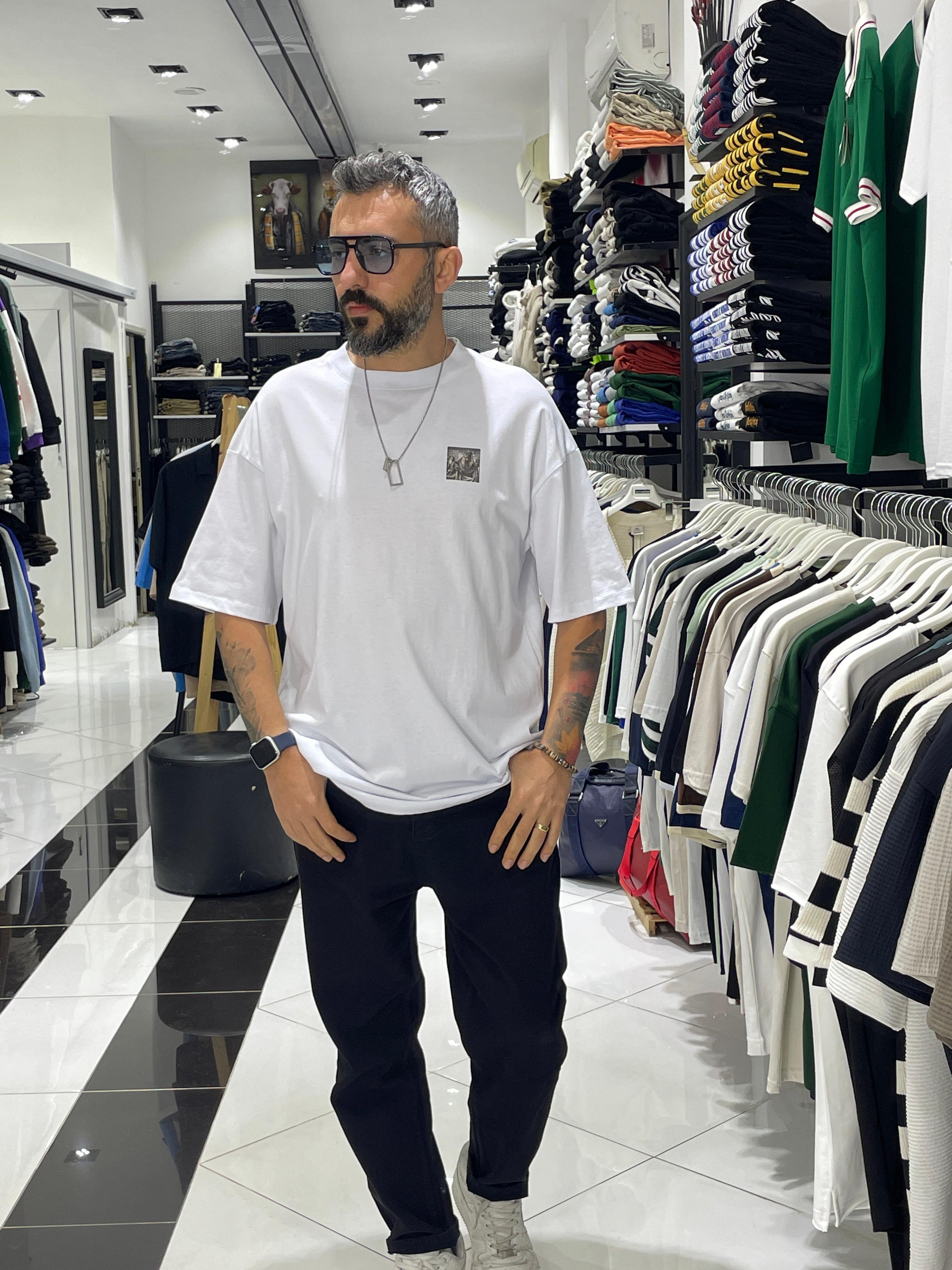 Oversize Beyaz T-Shirt – Firavun & Teknoloji Temalı Baskı