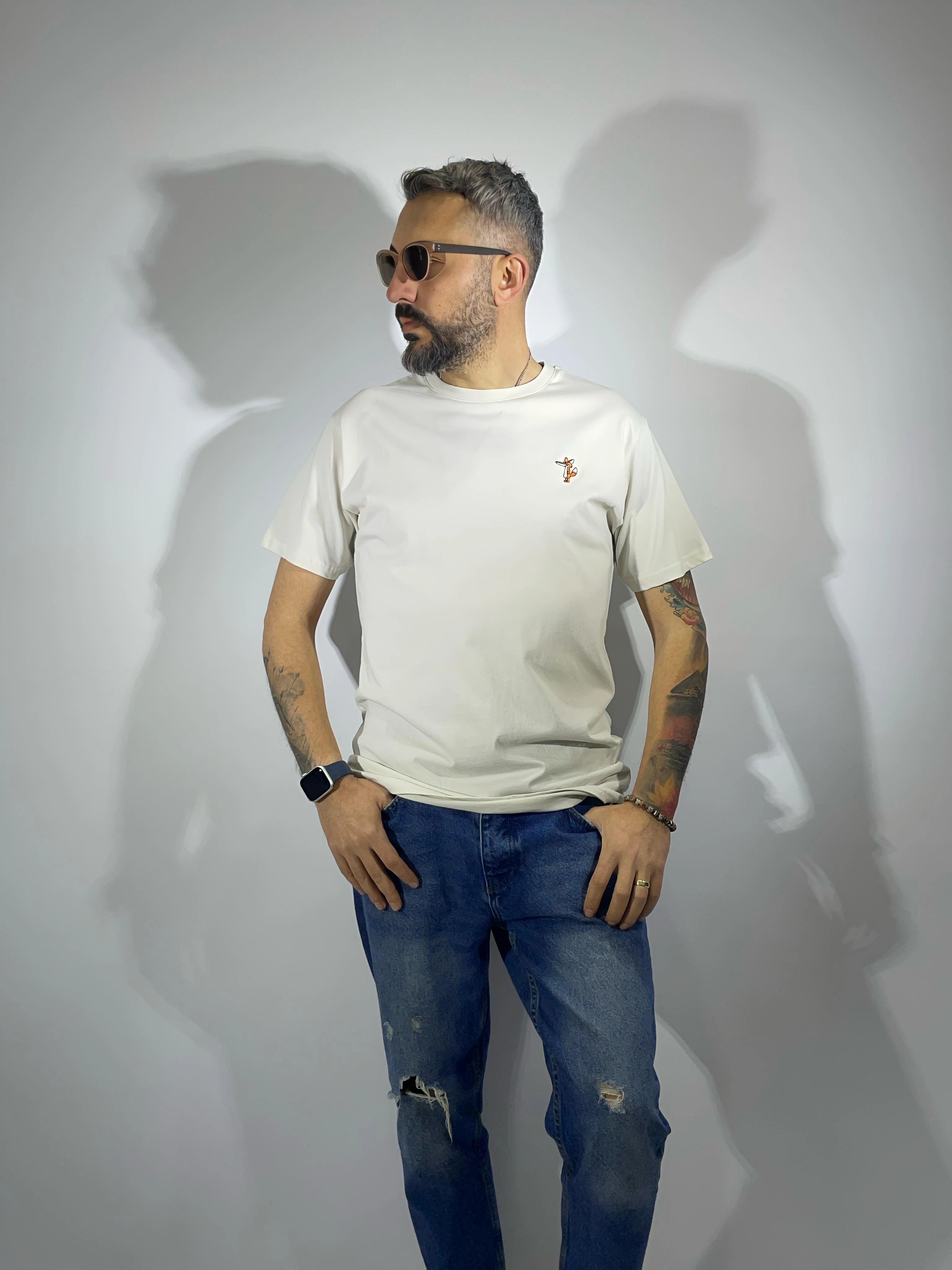 Nakış Detaylı Slim Fit Erkek Tişört – Bej & Lacivert | Higo Man