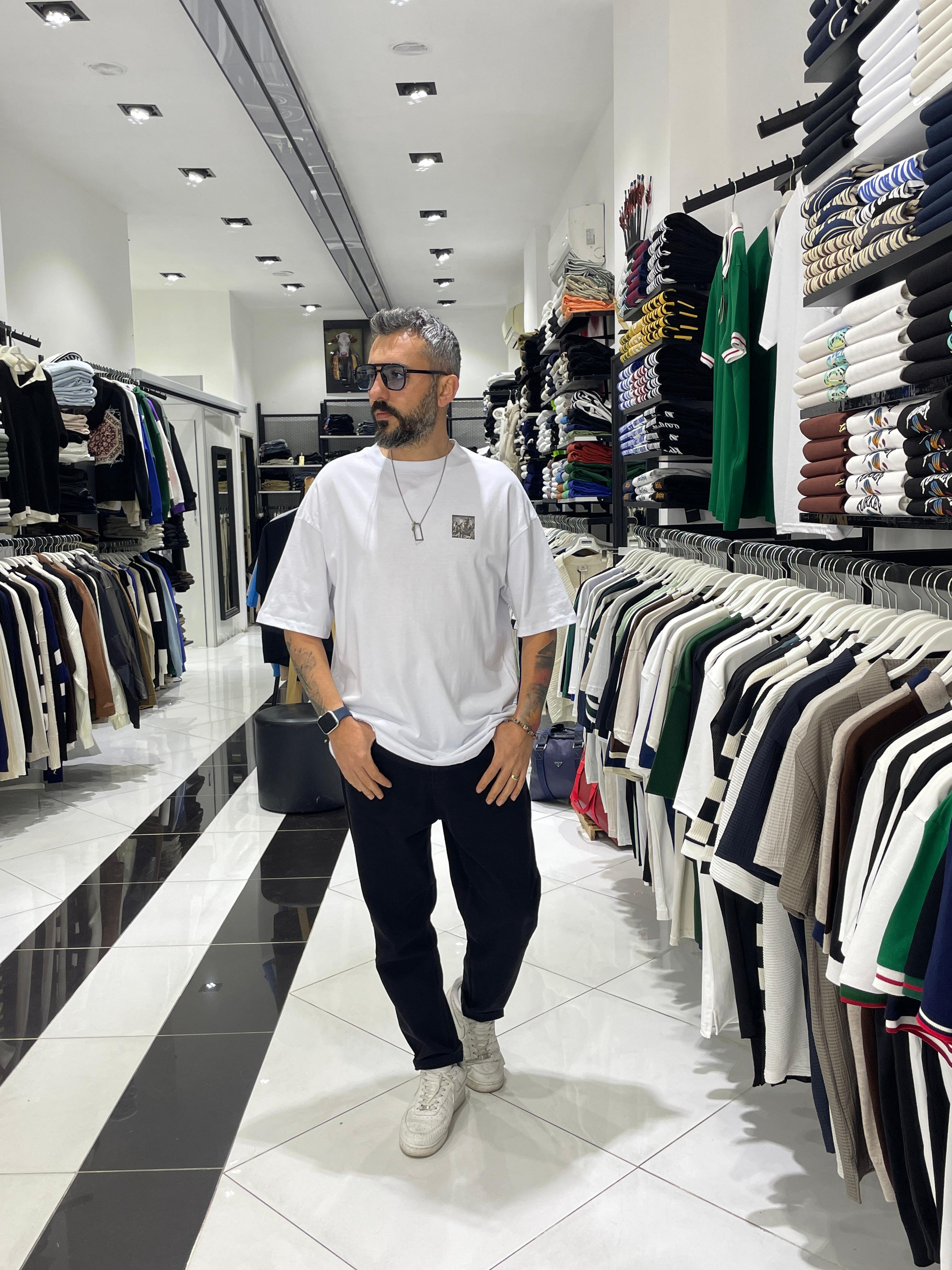 Oversize Beyaz T-Shirt – Firavun & Teknoloji Temalı Baskı
