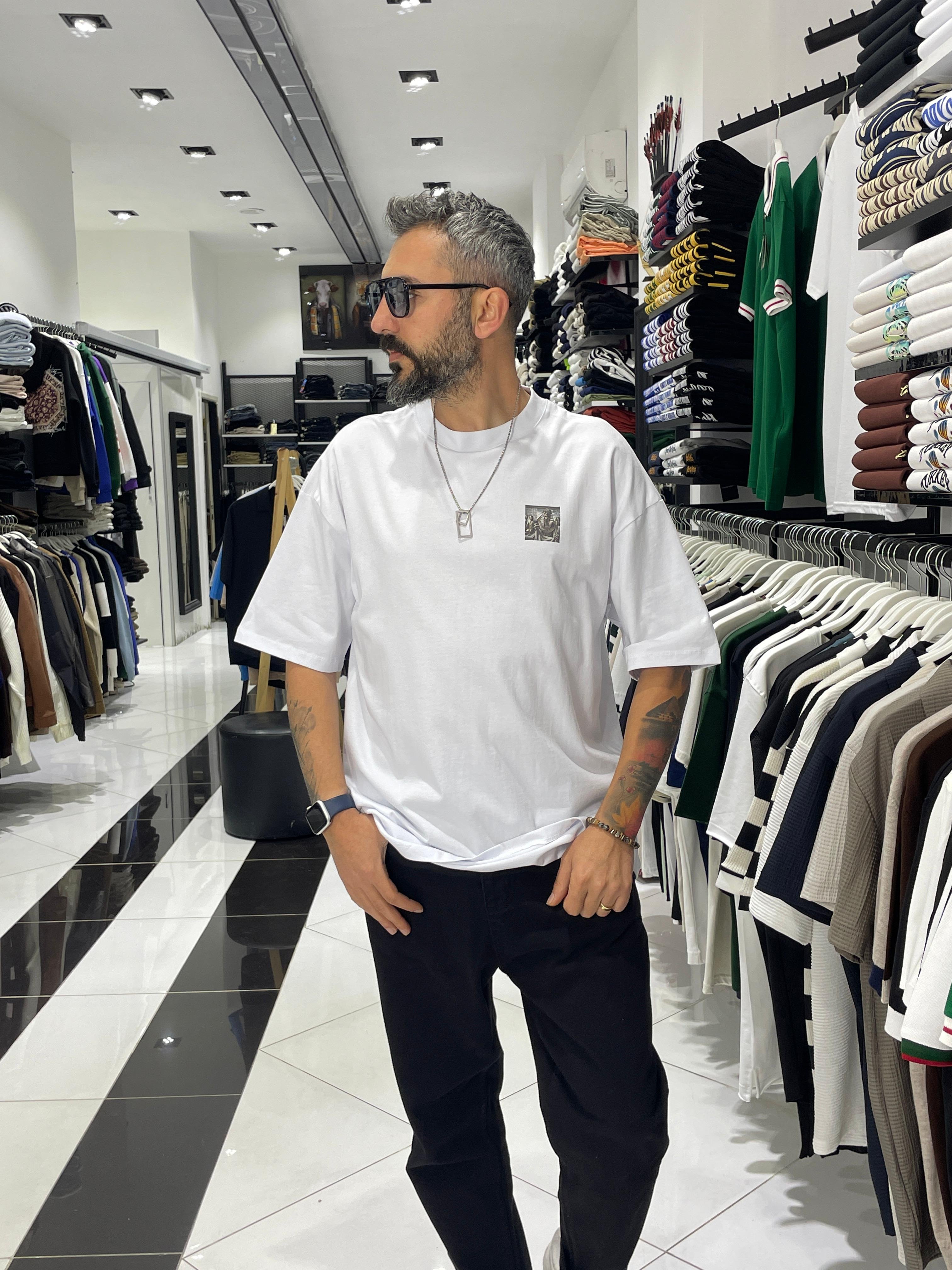 Oversize Beyaz T-Shirt – Firavun & Teknoloji Temalı Baskı