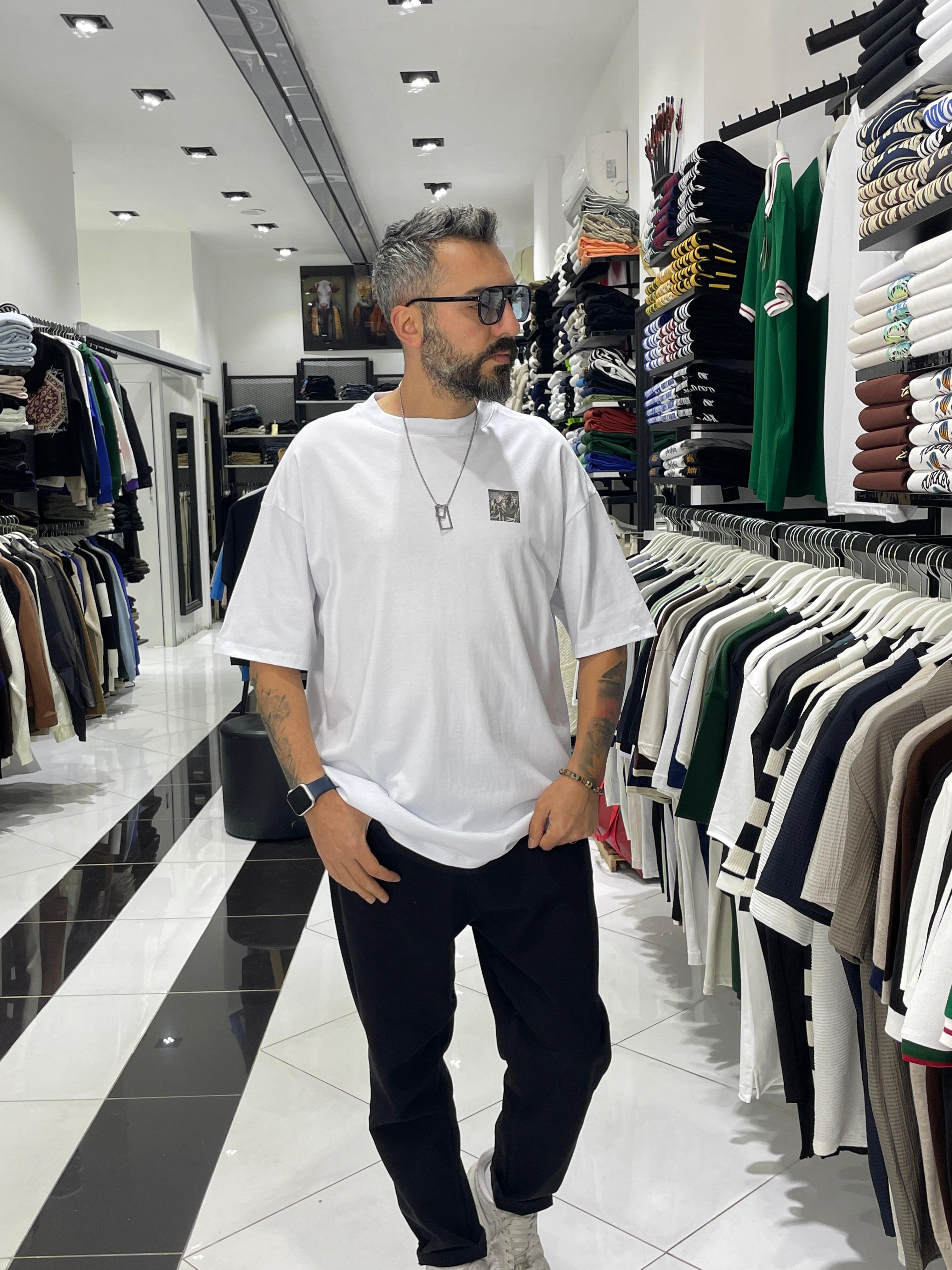Oversize Beyaz T-Shirt – Firavun & Teknoloji Temalı Baskı