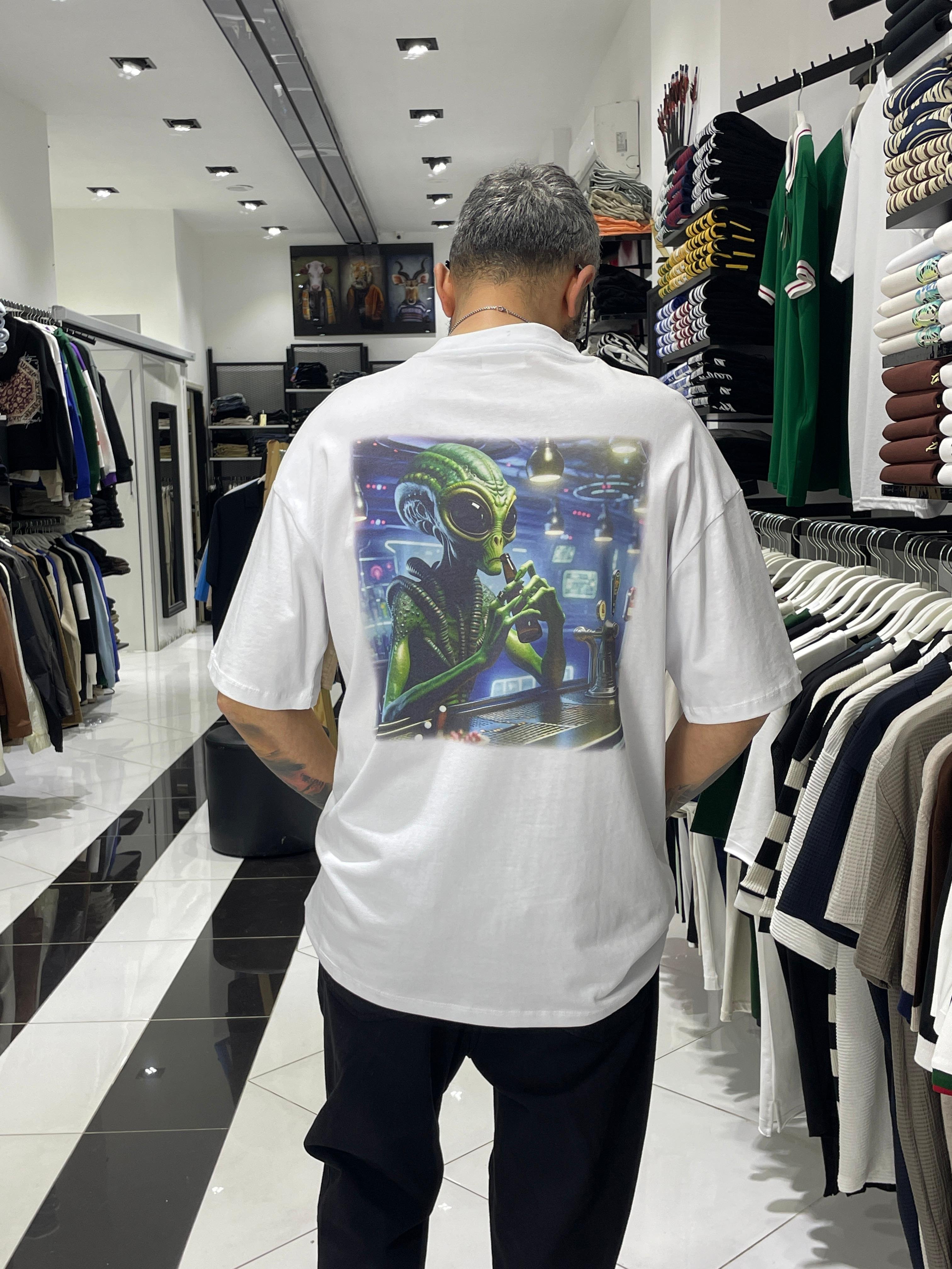 Uzaylı Sırt Baskılı Beyaz Oversize Erkek T-Shirt – Higo Man