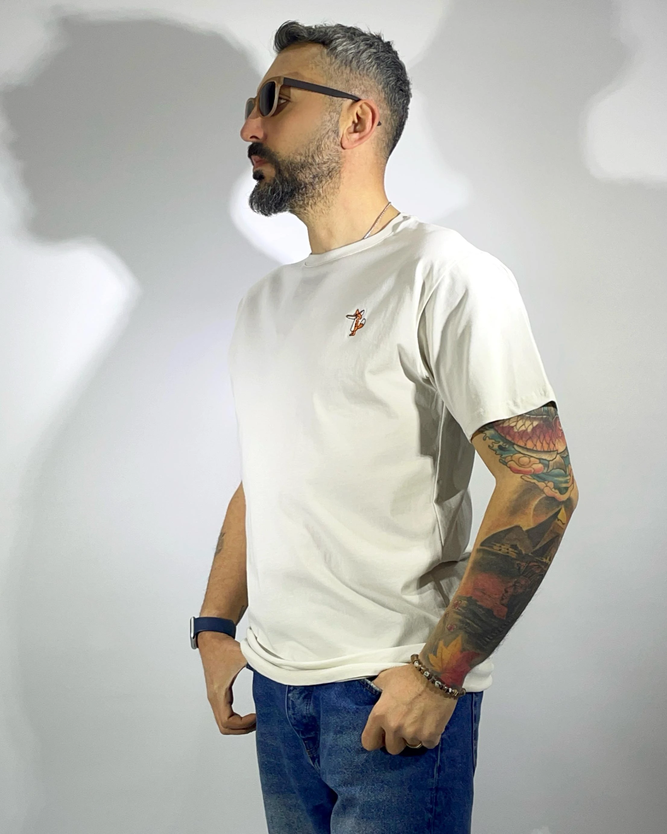 Nakış Detaylı Slim Fit Erkek Tişört – Bej & Lacivert | Higo Man